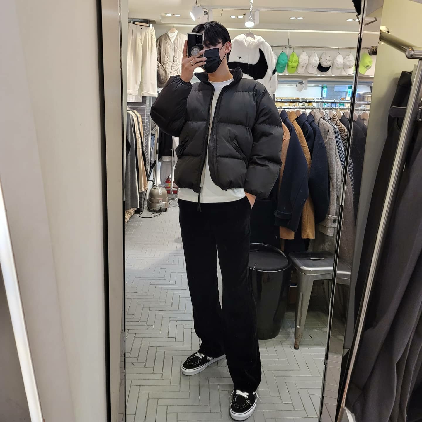 Vans Sk8-Hi Black White 착용 스타일 - 1