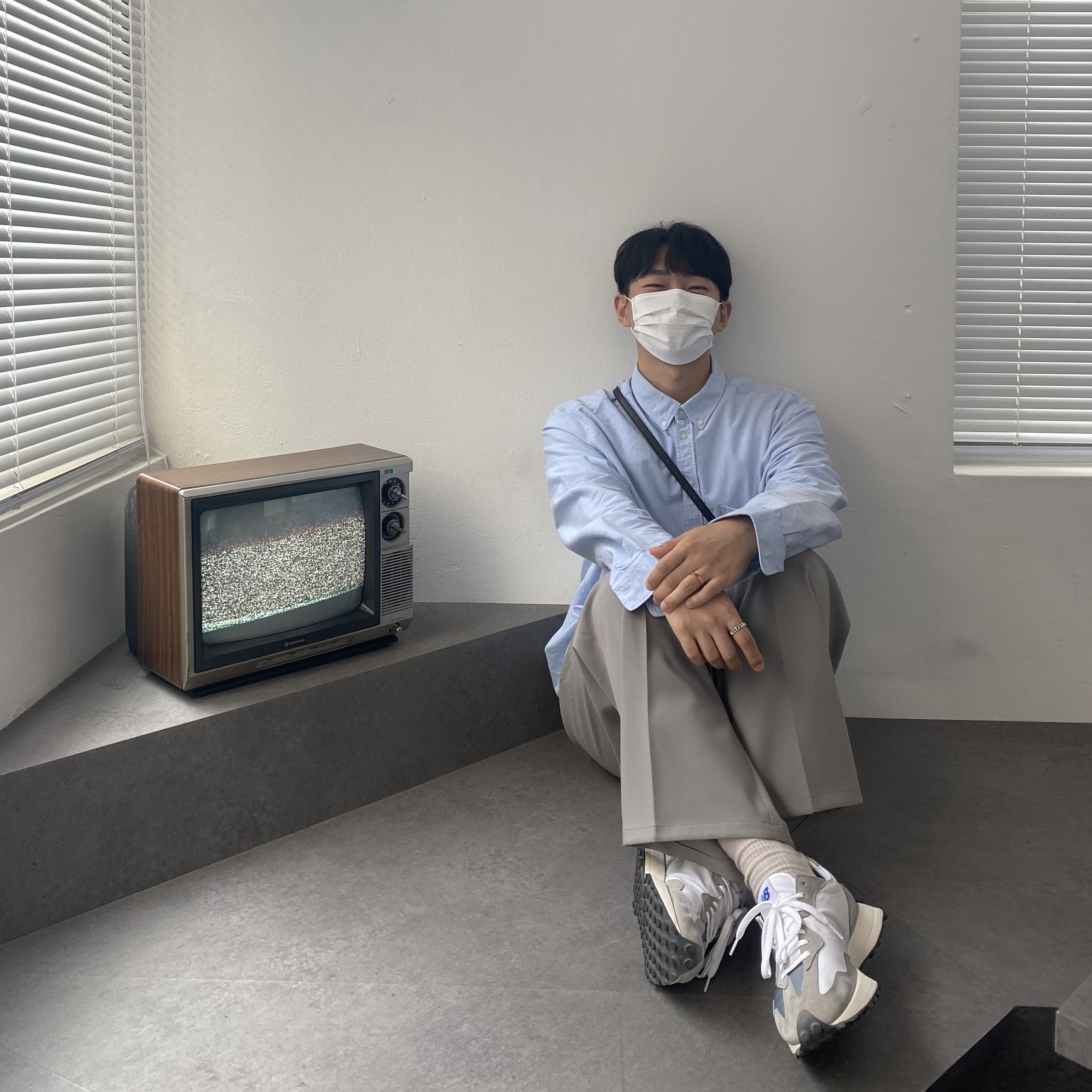 New Balance 327 Grey 착용 스타일 - 3