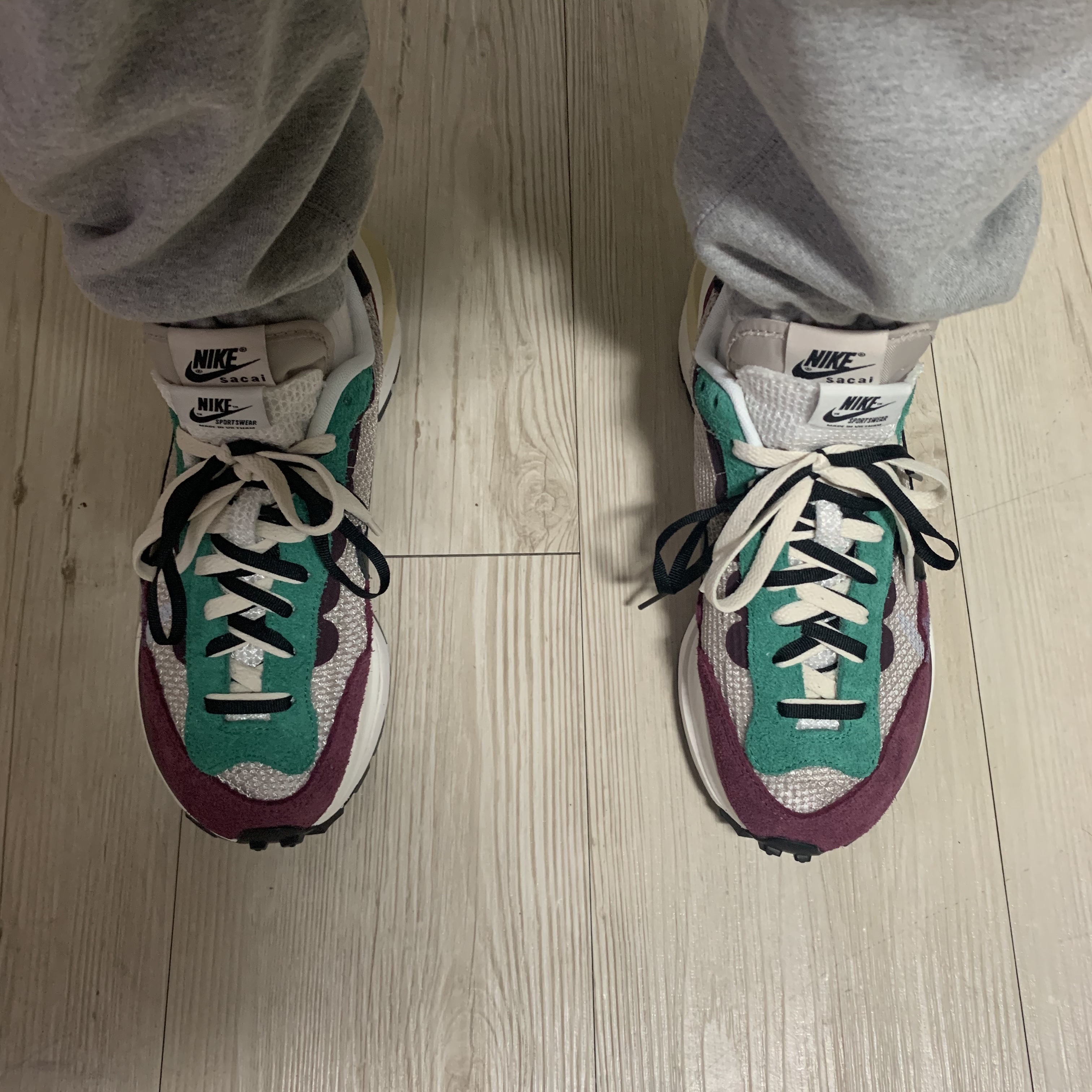 Nike x Sacai VaporWaffle String & Black Villain Red 착용 스타일 - 5