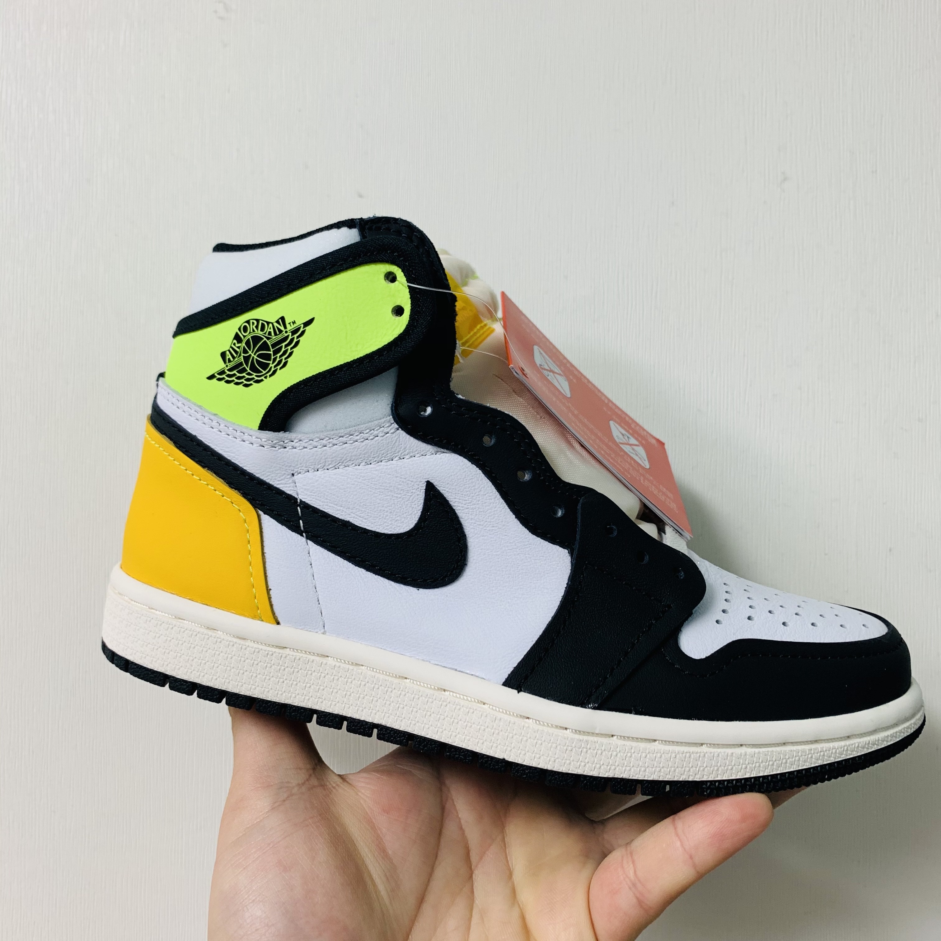 Jordan 1 Retro High OG Volt Gold 착용 스타일