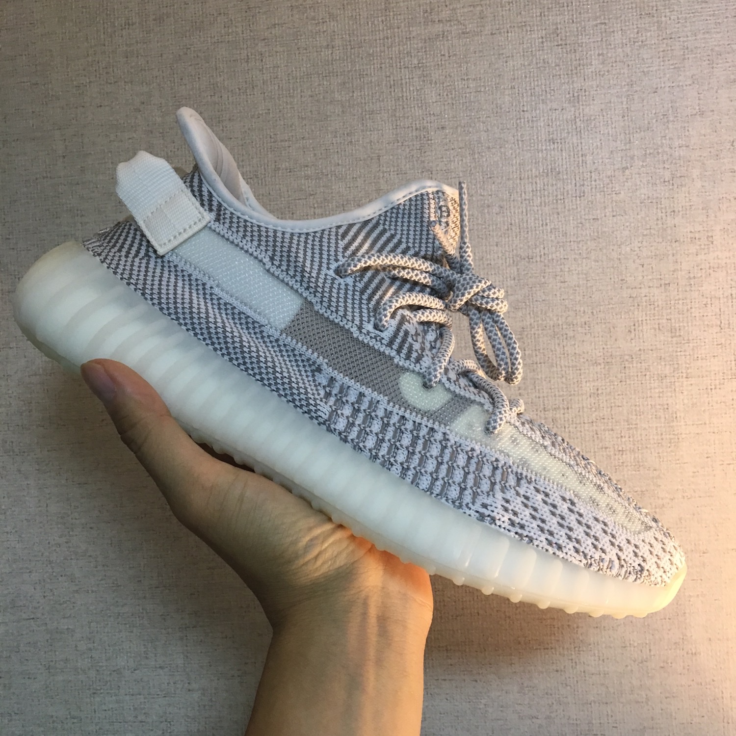 Adidas Yeezy Boost 350 V2 Static - Non-Reflective 2018 착용 스타일 - 3