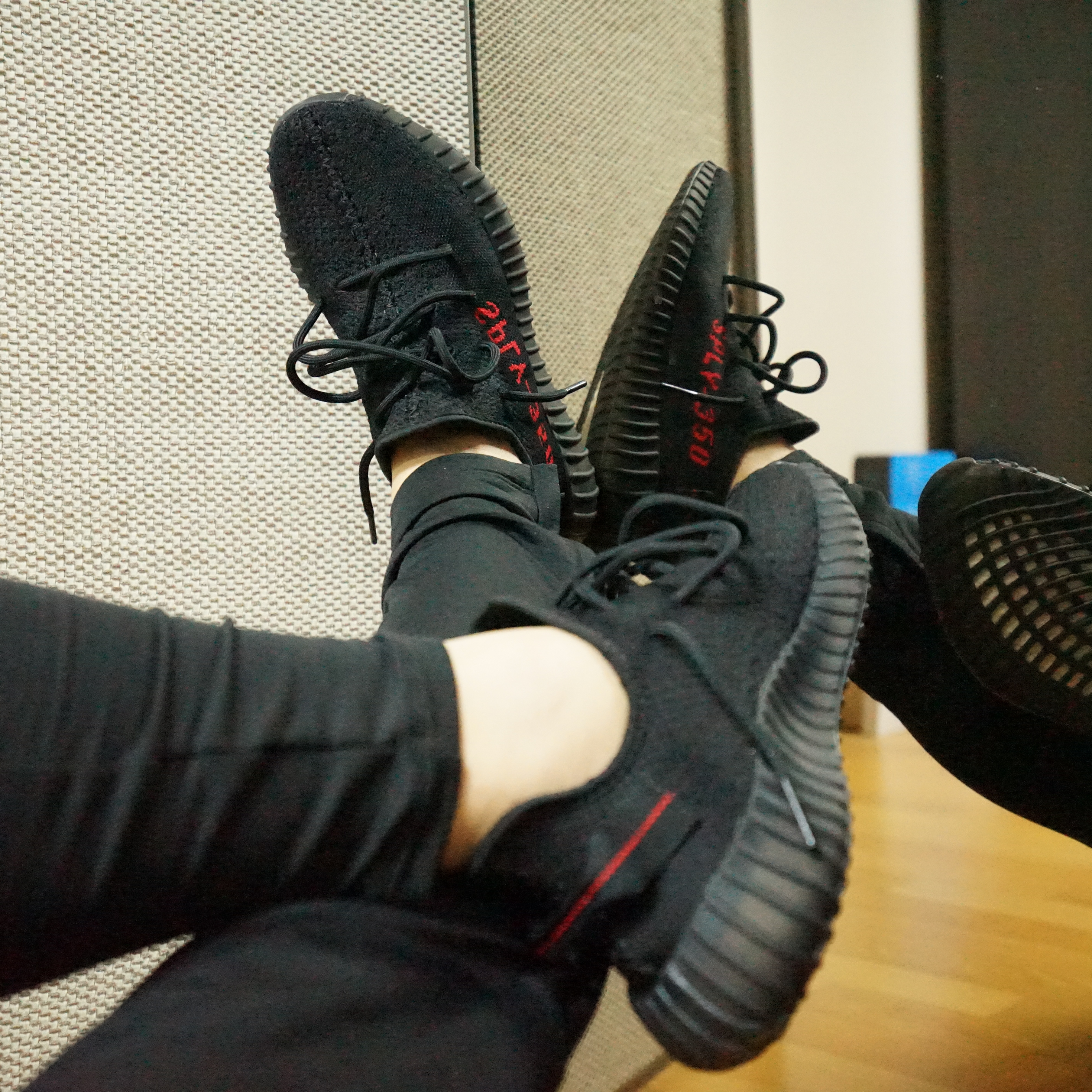 Adidas Yeezy Boost 350 V2 Black Red 2020 착용 스타일