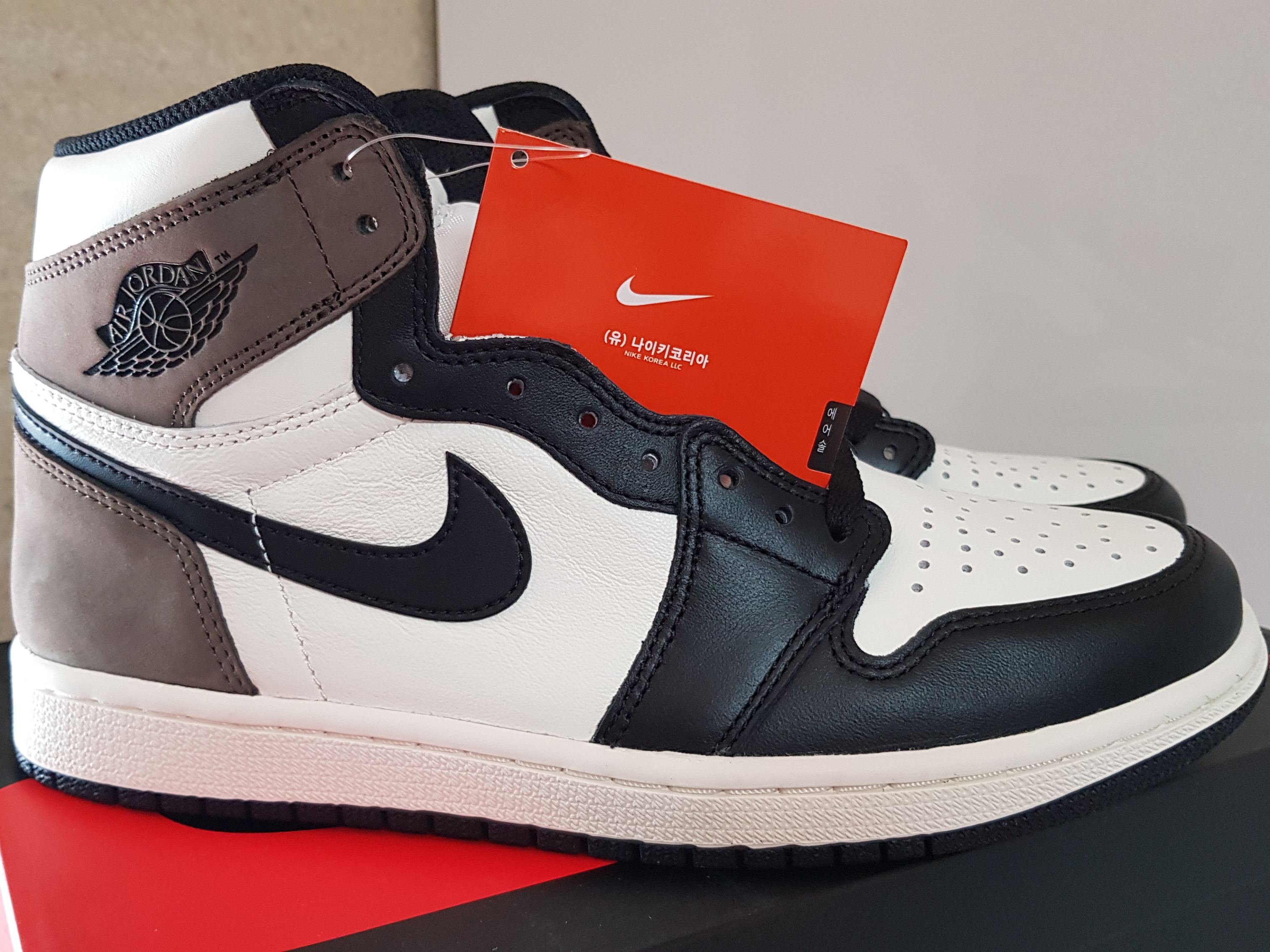 Jordan 1 Retro High OG Black Mocha 착용 스타일