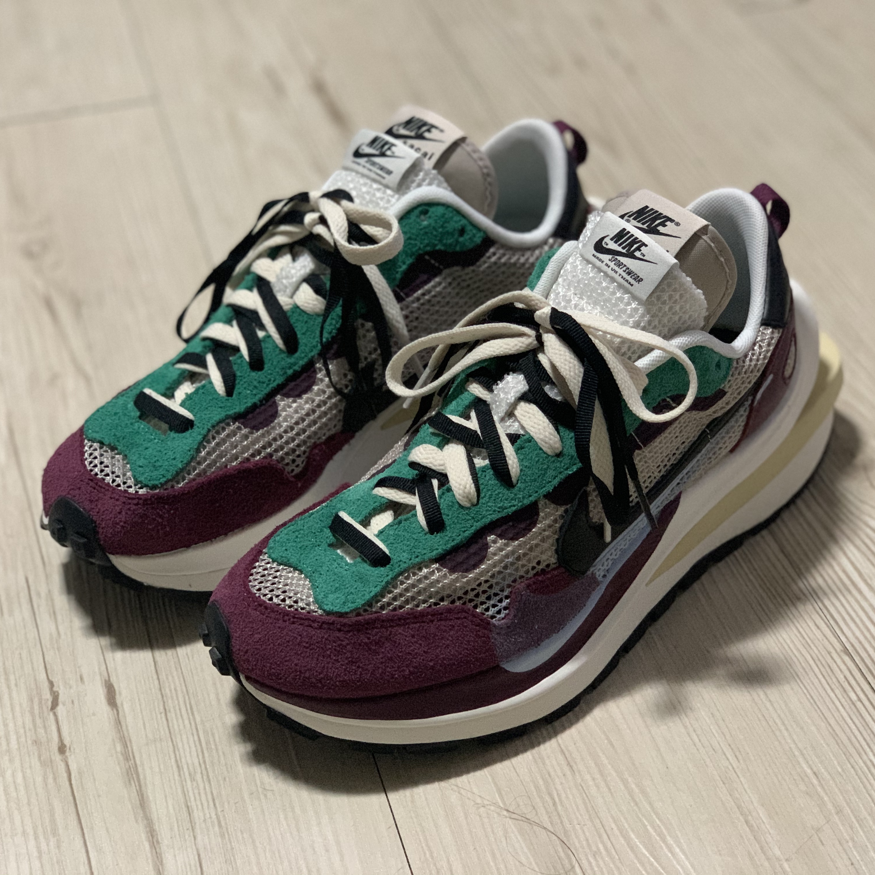 Nike x Sacai VaporWaffle String & Black Villain Red 착용 스타일 - 1