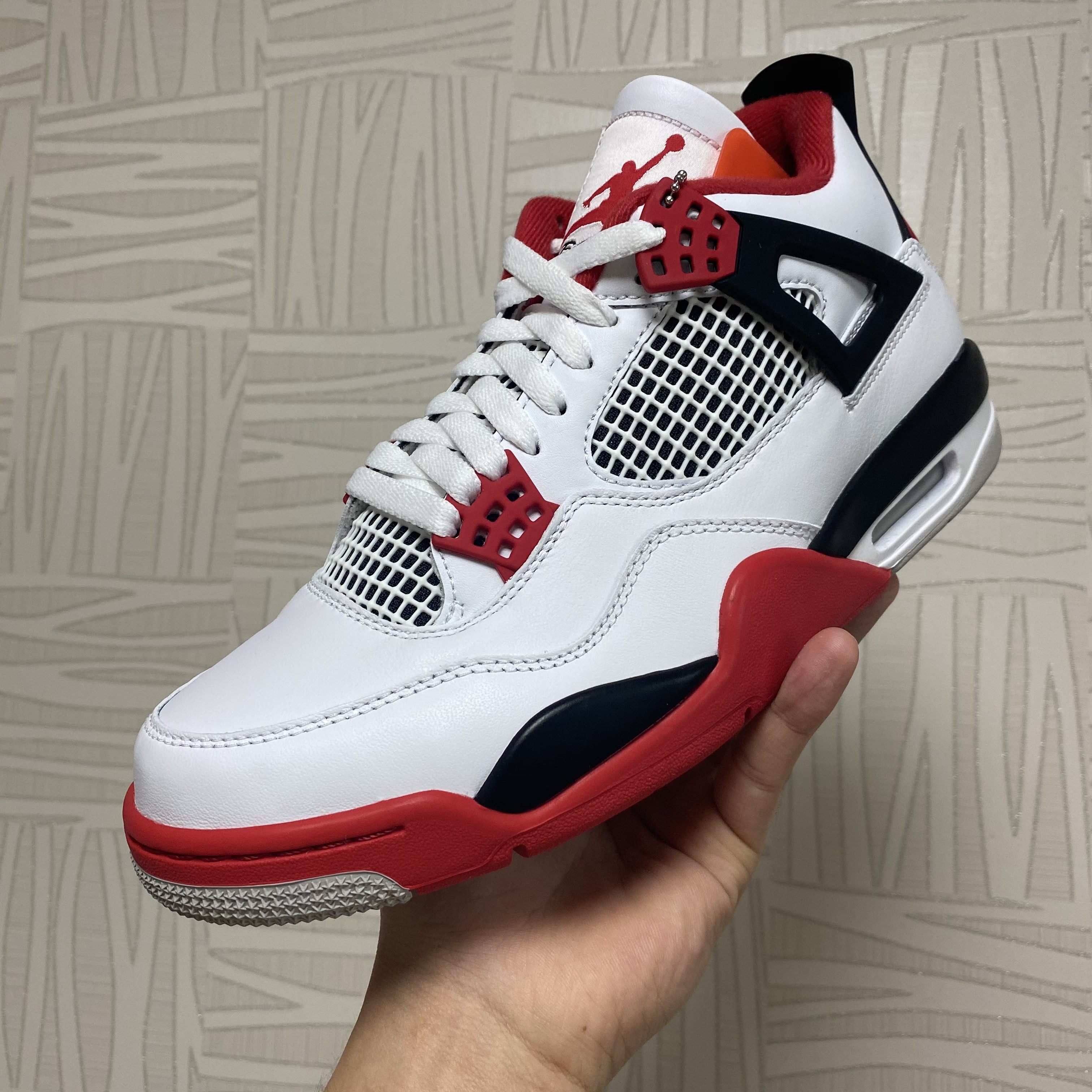 Jordan 4 Retro OG Fire Red 2020 착용 스타일 - 2