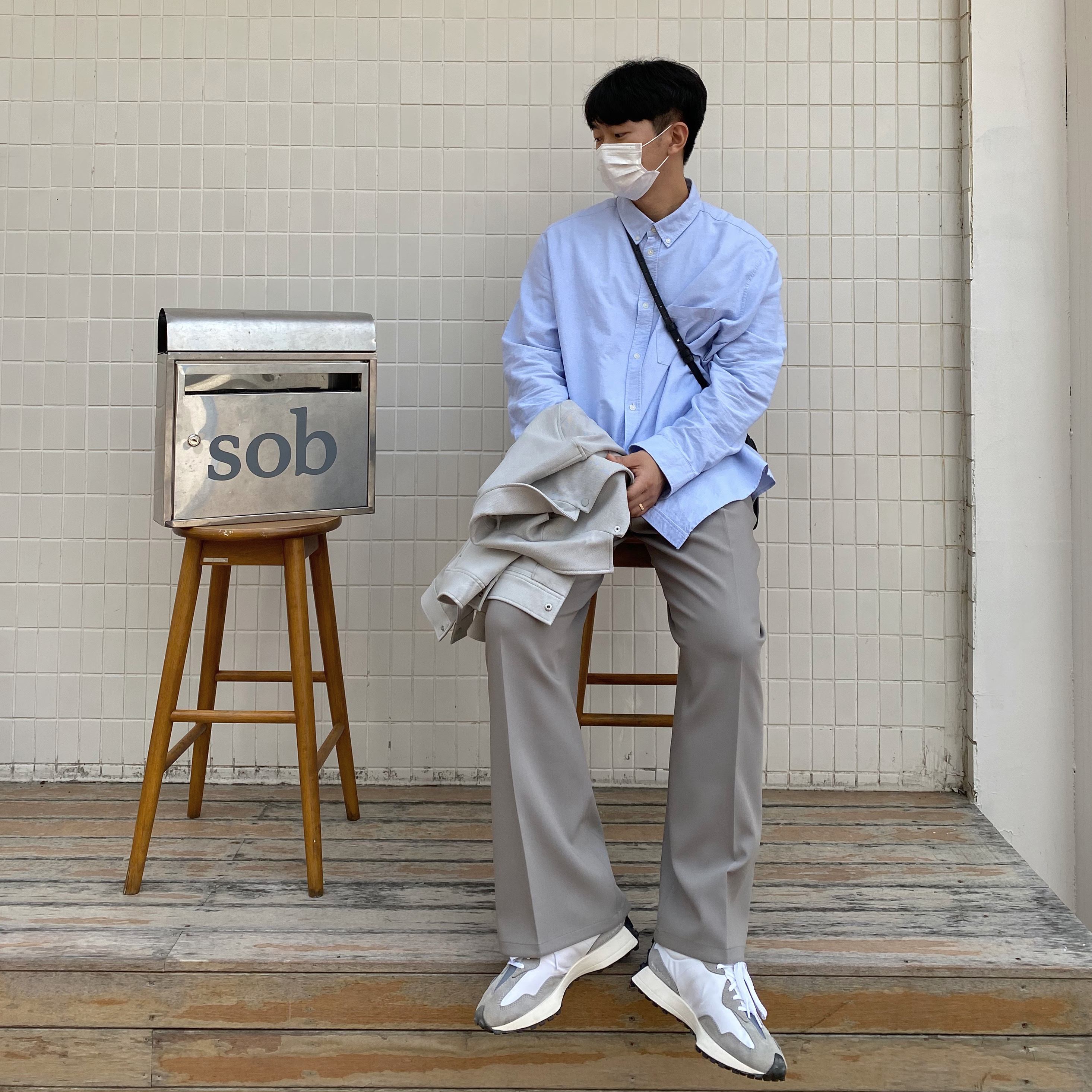 New Balance 327 Grey 착용 스타일 - 1