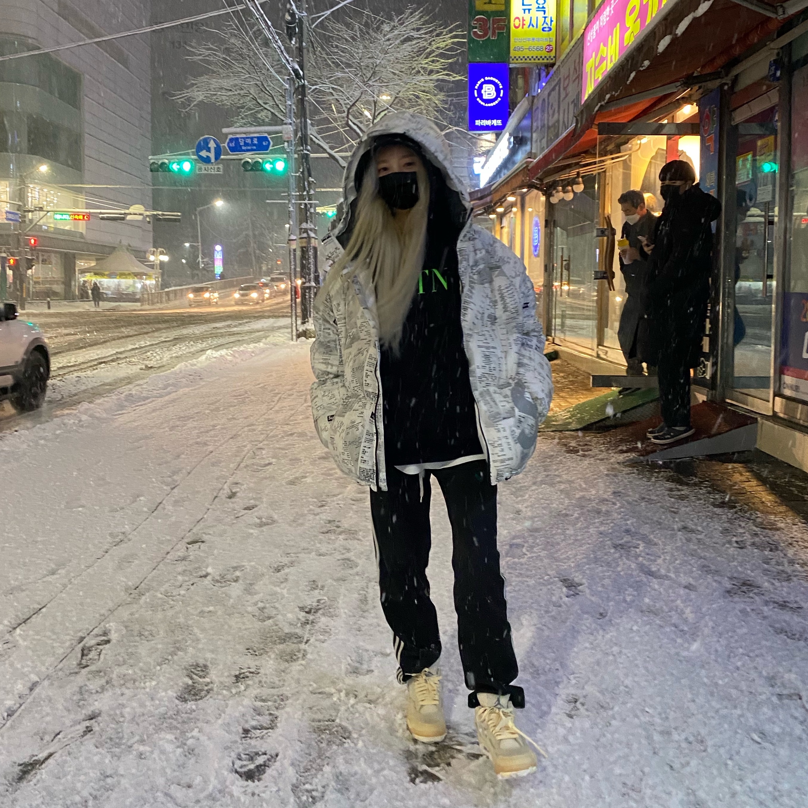 (W) Jordan 4 x Off-White Retro SP Sail, Supreme Hooded Down Jacket Receipts - 20FW 착용 스타일