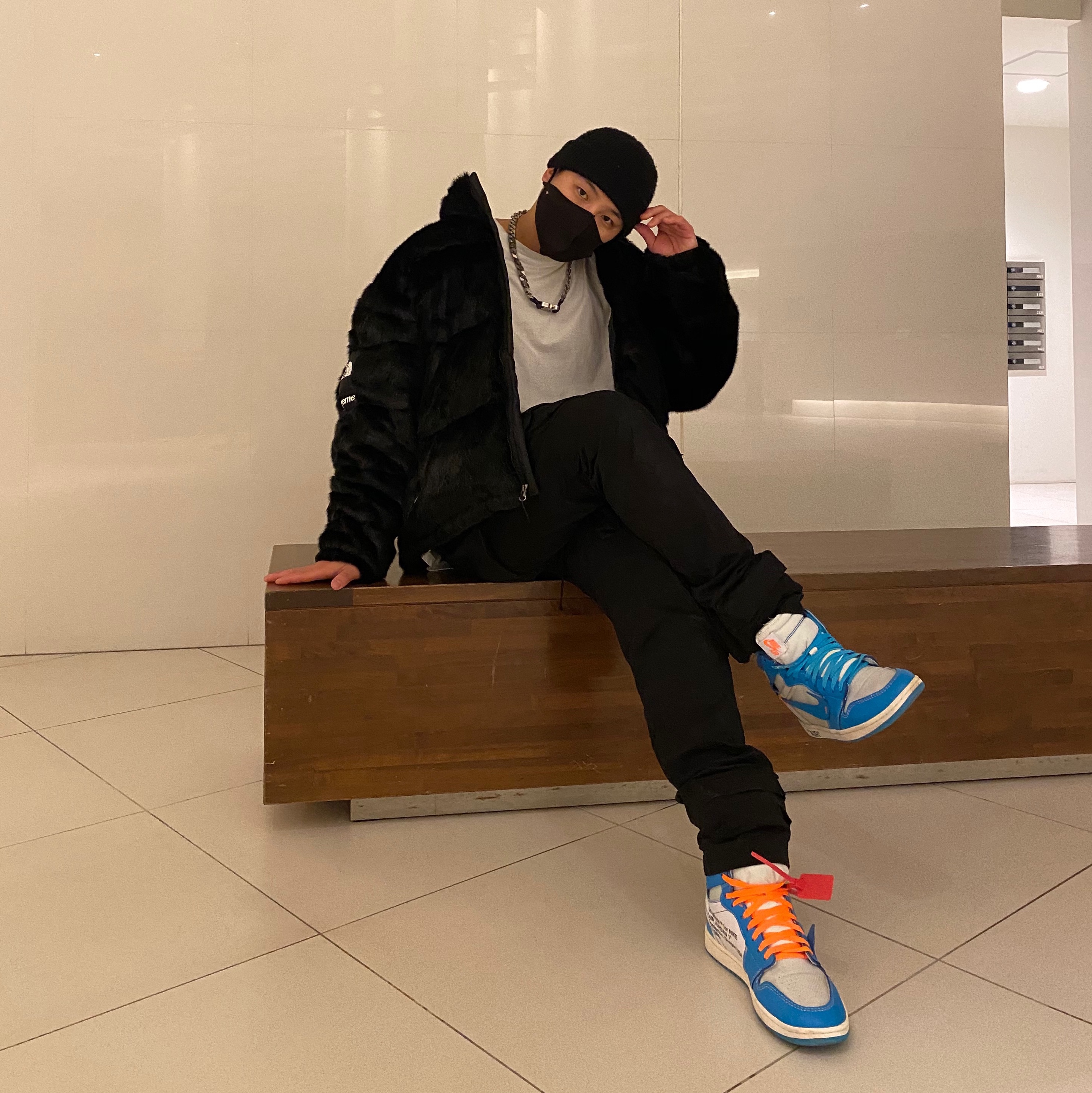 Supreme x The North Face Faux Fur Nuptse Jacket Black - 20FW, Jordan 1 x Off-White Retro High University Blue 착용 스타일