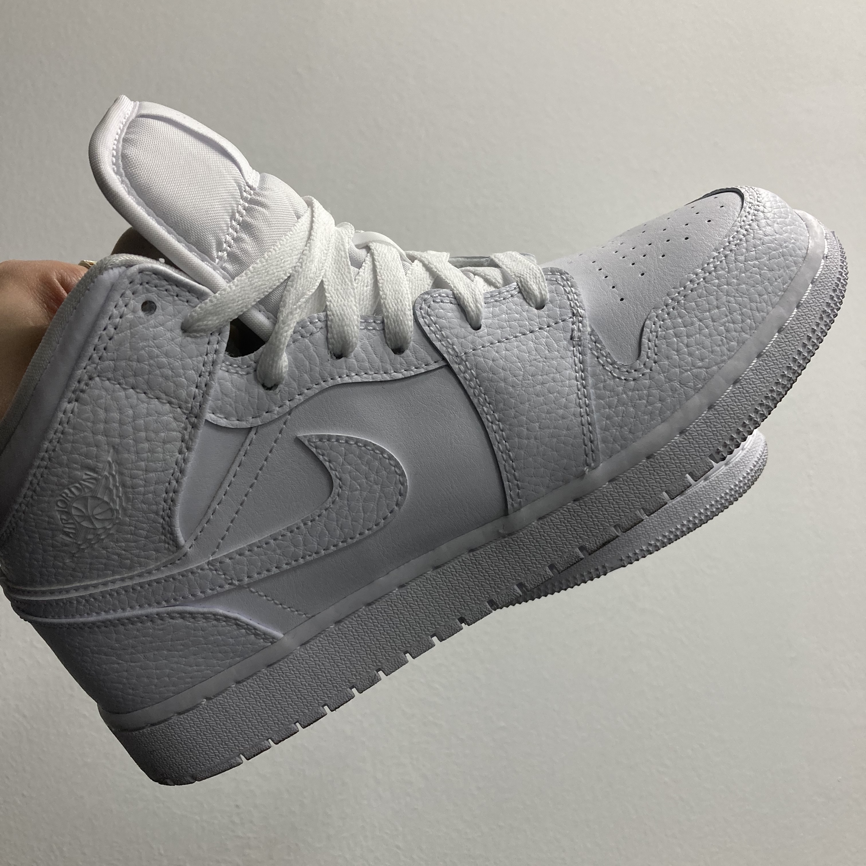 Jordan 1 Mid Triple White 착용 스타일