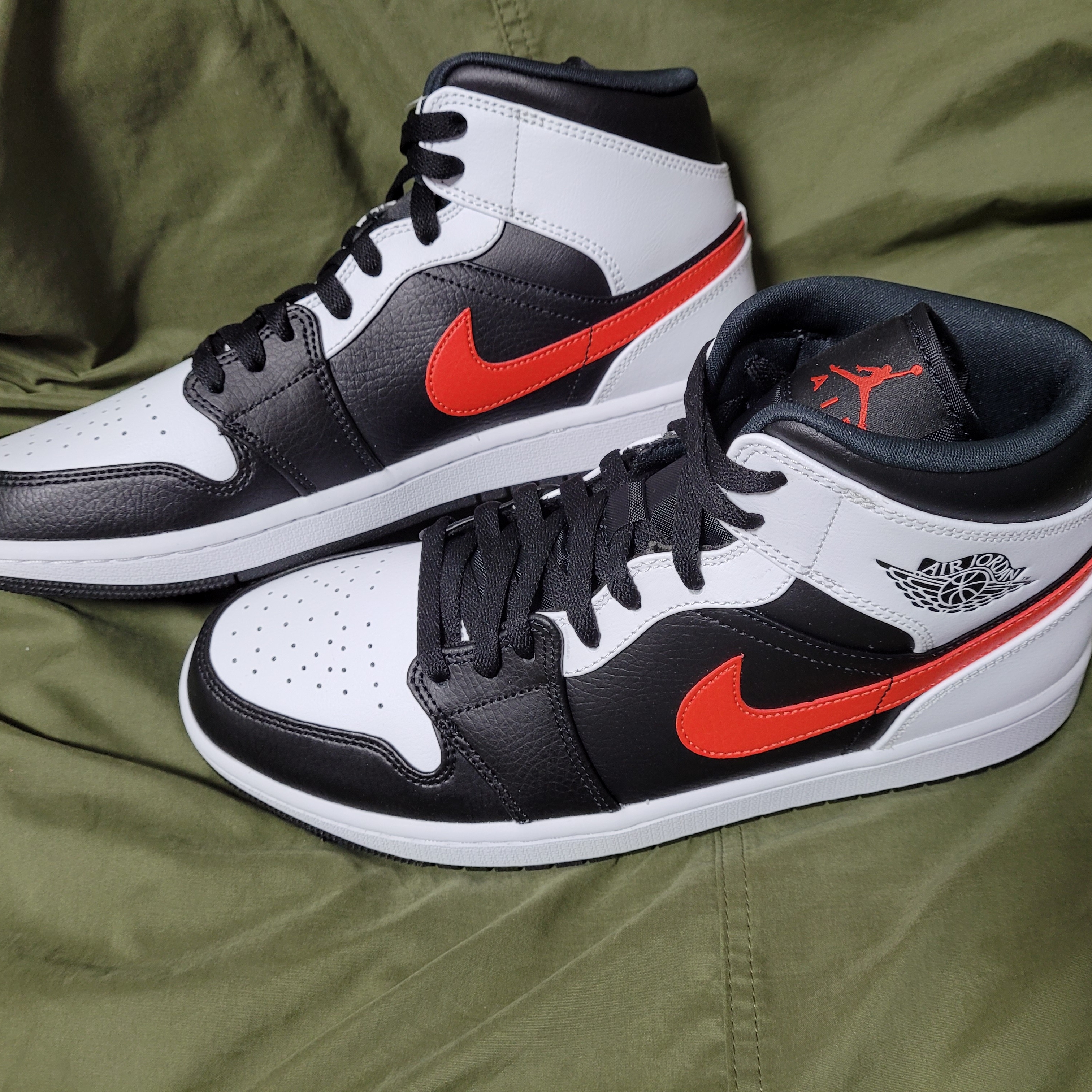 Jordan 1 Mid Black Chile Red 착용 스타일 - 1