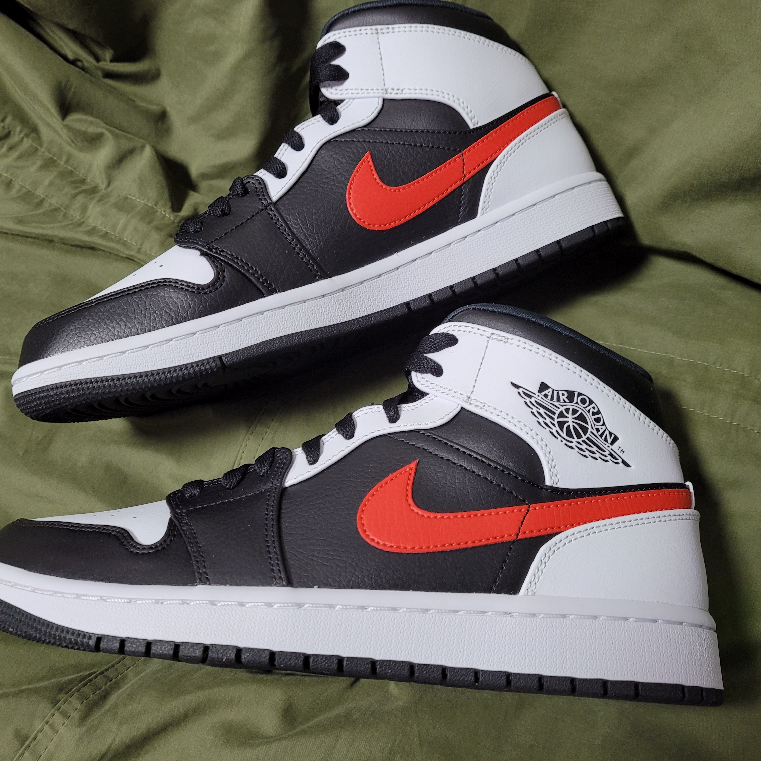 Jordan 1 Mid Black Chile Red 착용 스타일 - 2