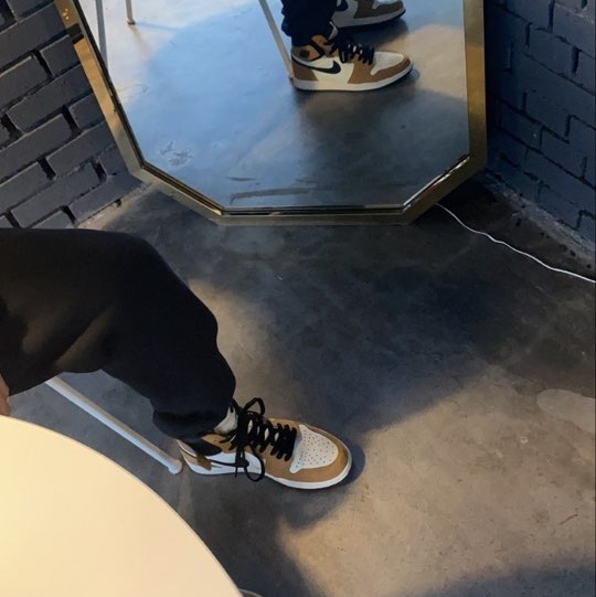 Essentials 3D Silicon Applique Crewneck Olive/Khaki - 20FW, Jordan 1 Retro High Rookie of the Year 착용 스타일 - 2