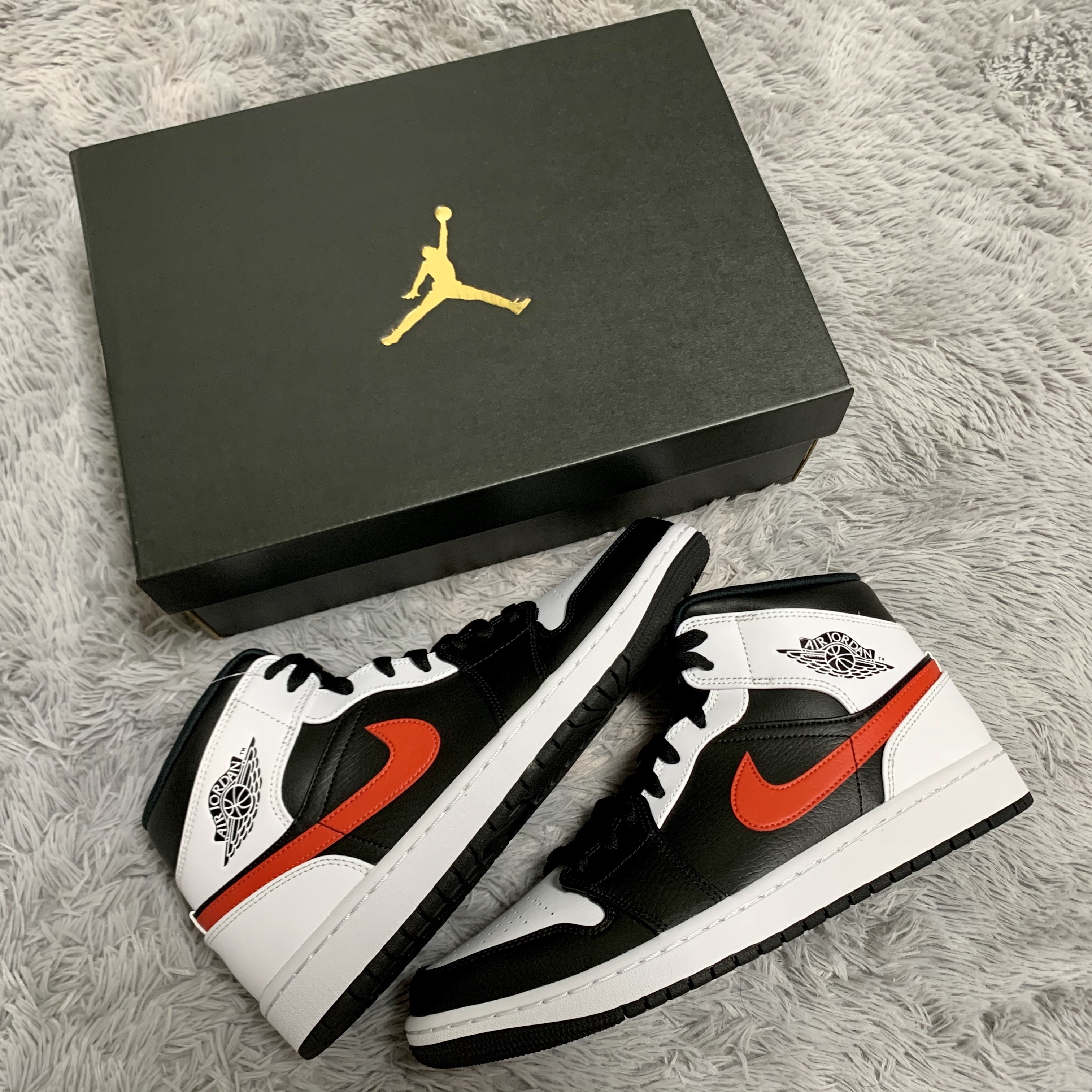 Jordan 1 Mid Black Chile Red 착용 스타일