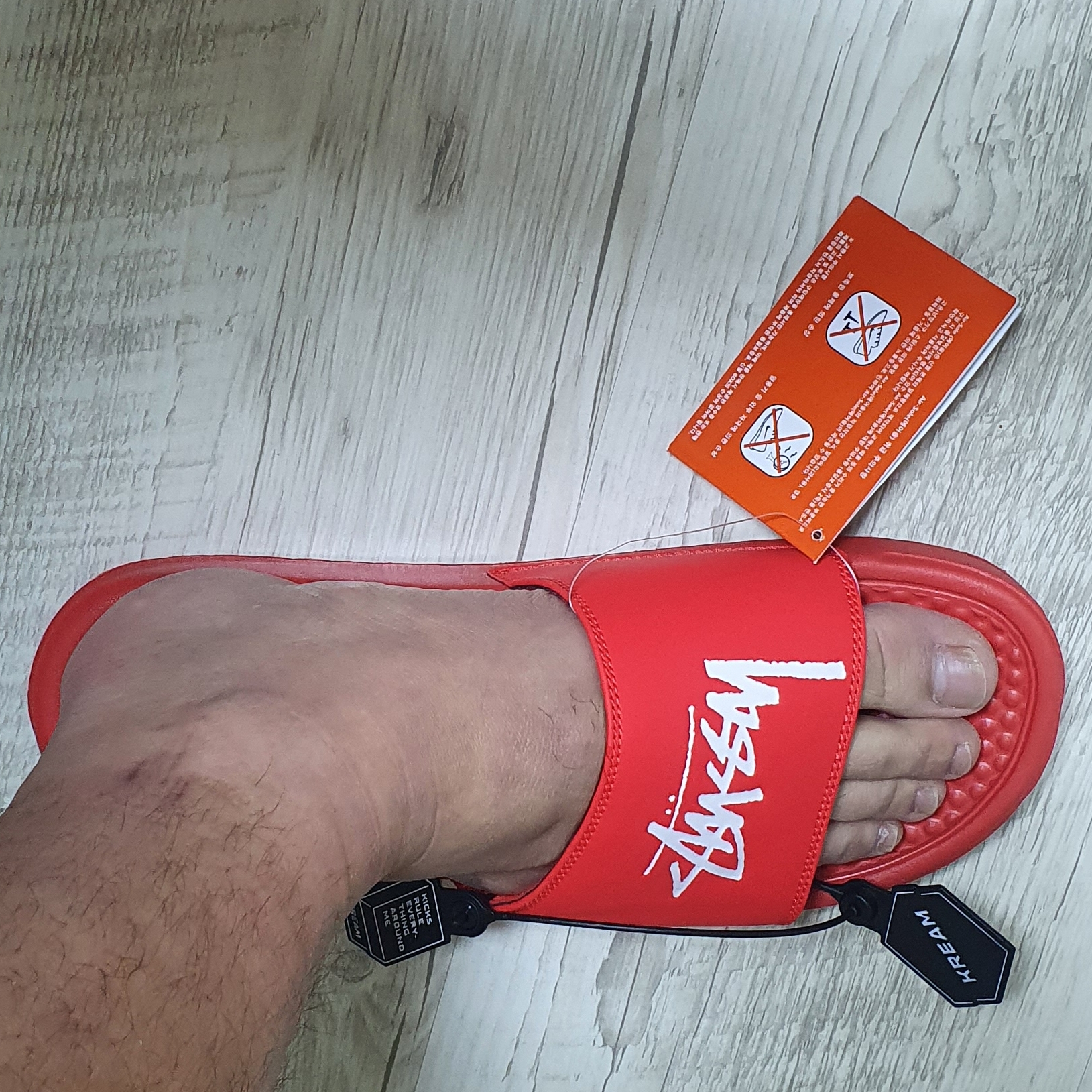 Nike x Stussy Benassi Slide Habanero Red 착용 스타일