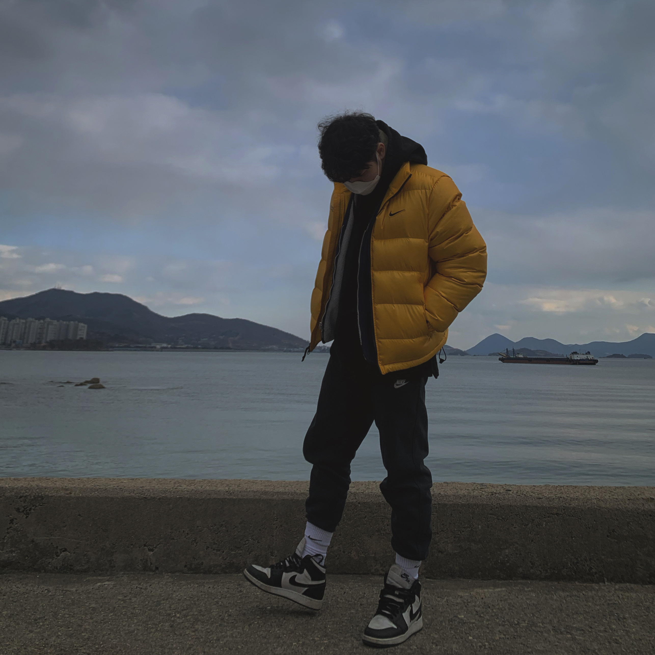 Nike x Drake Nocta Puffer Jacket University Gold - Asia, Jordan 1 Retro High OG Black White 2014 착용 스타일