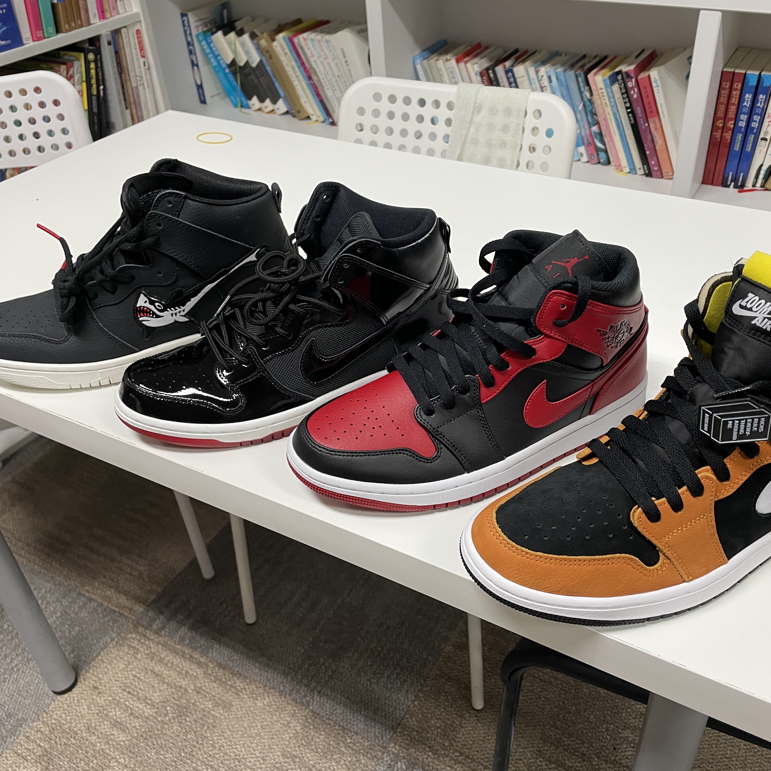 Jordan 1 Zoom Air CMFT Monarch Orange, Jordan 1 Mid Bred Banned 2020 착용 스타일