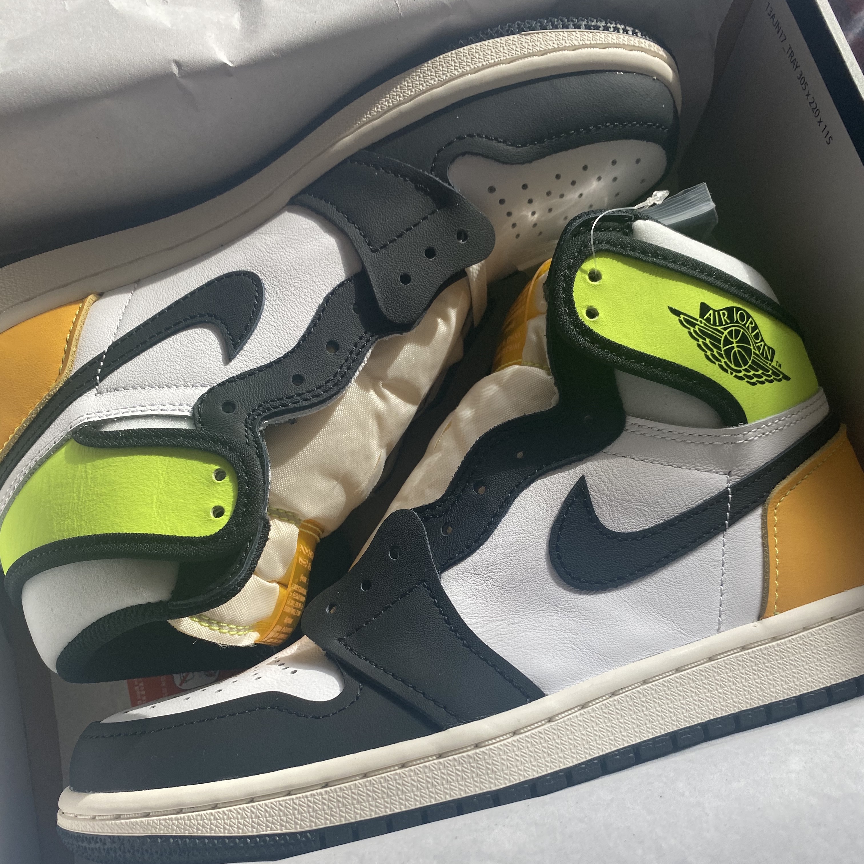 Jordan 1 Retro High OG Volt Gold 착용 스타일