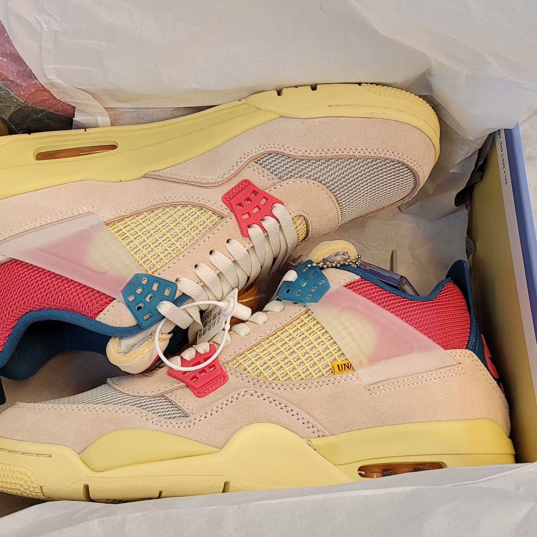 Jordan 4 x Union Retro Guava Ice 착용 스타일