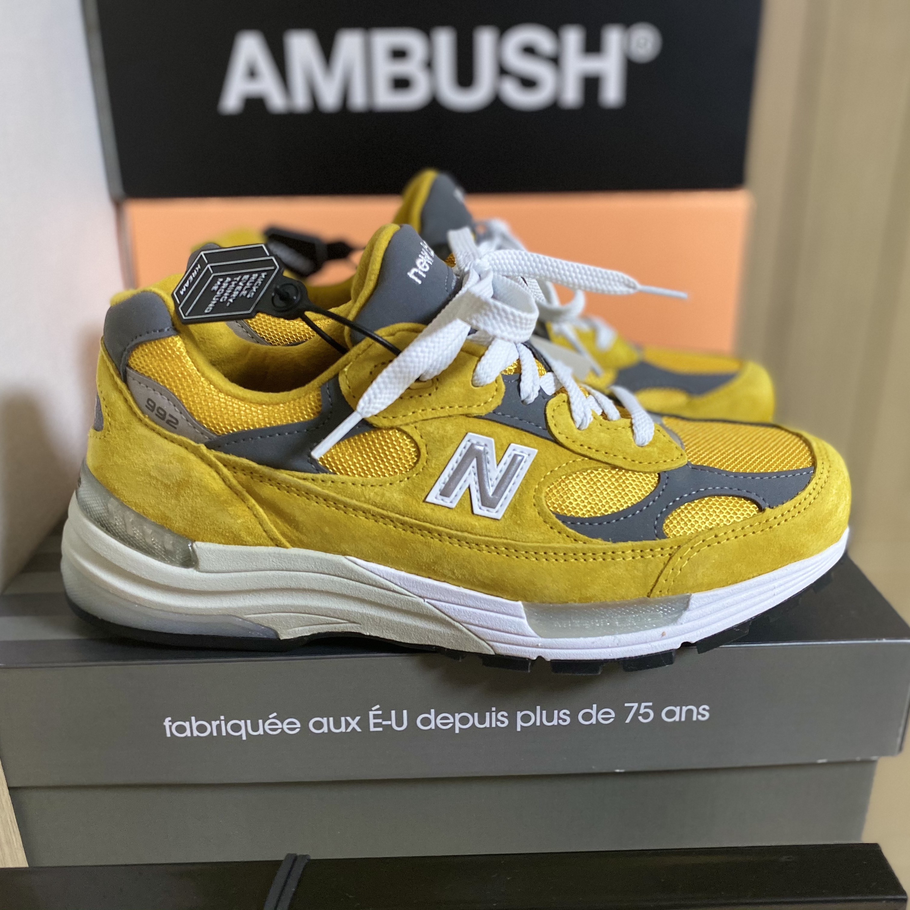 New Balance 992 Made in USA Gold Cream 착용 스타일 - 1