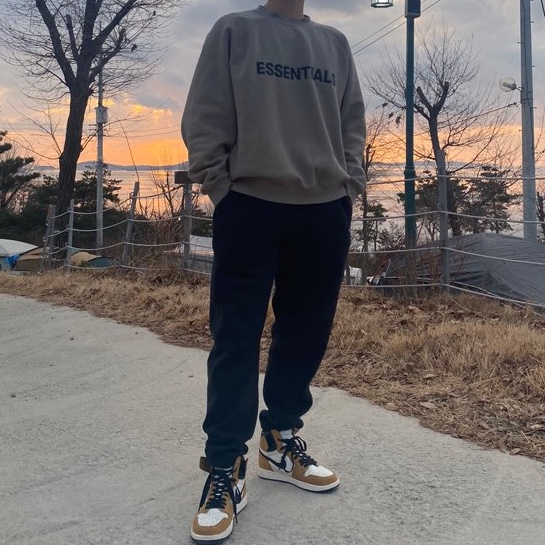 Essentials 3D Silicon Applique Crewneck Olive/Khaki - 20FW, Jordan 1 Retro High Rookie of the Year 착용 스타일 - 1