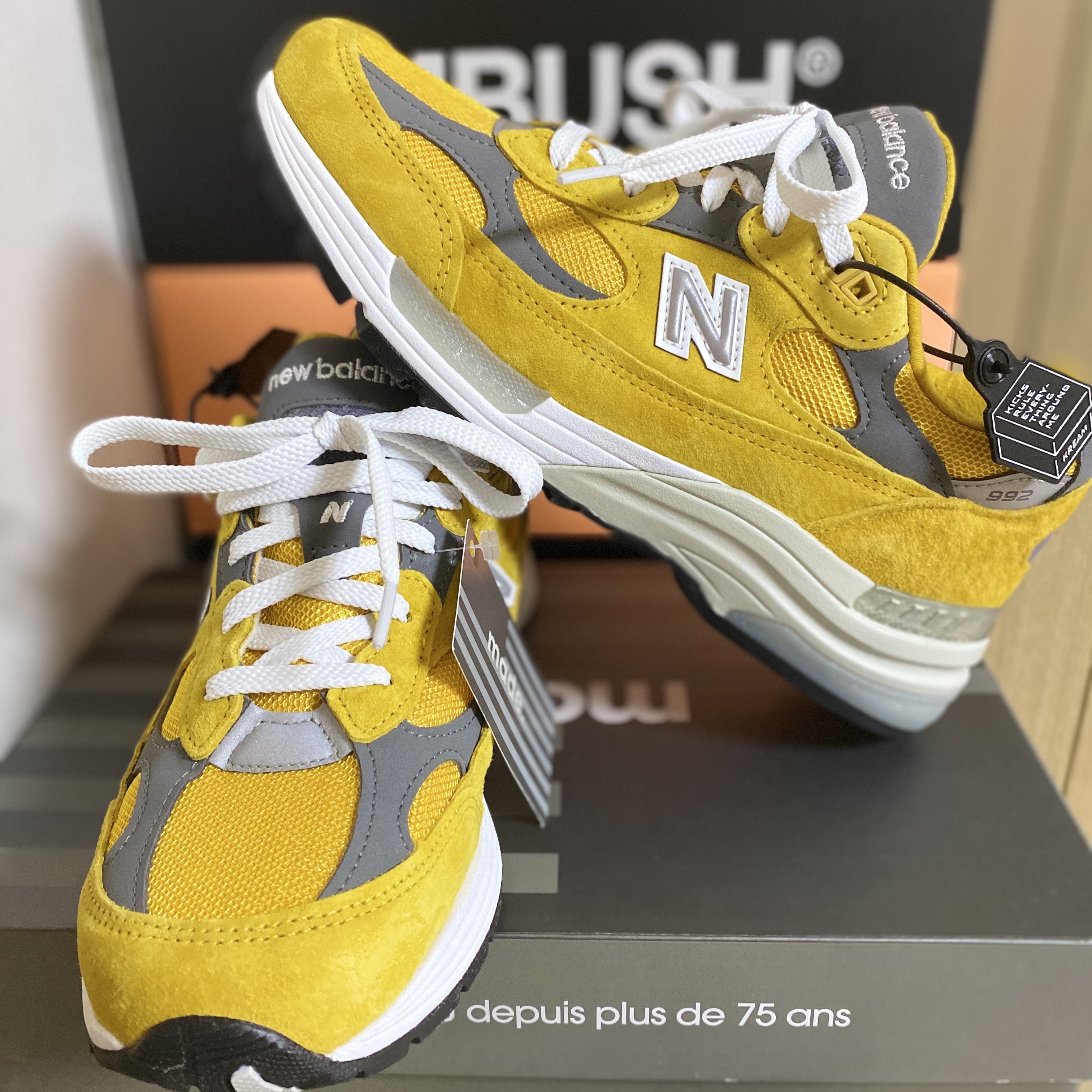 New Balance 992 Made in USA Gold Cream 착용 스타일 - 2