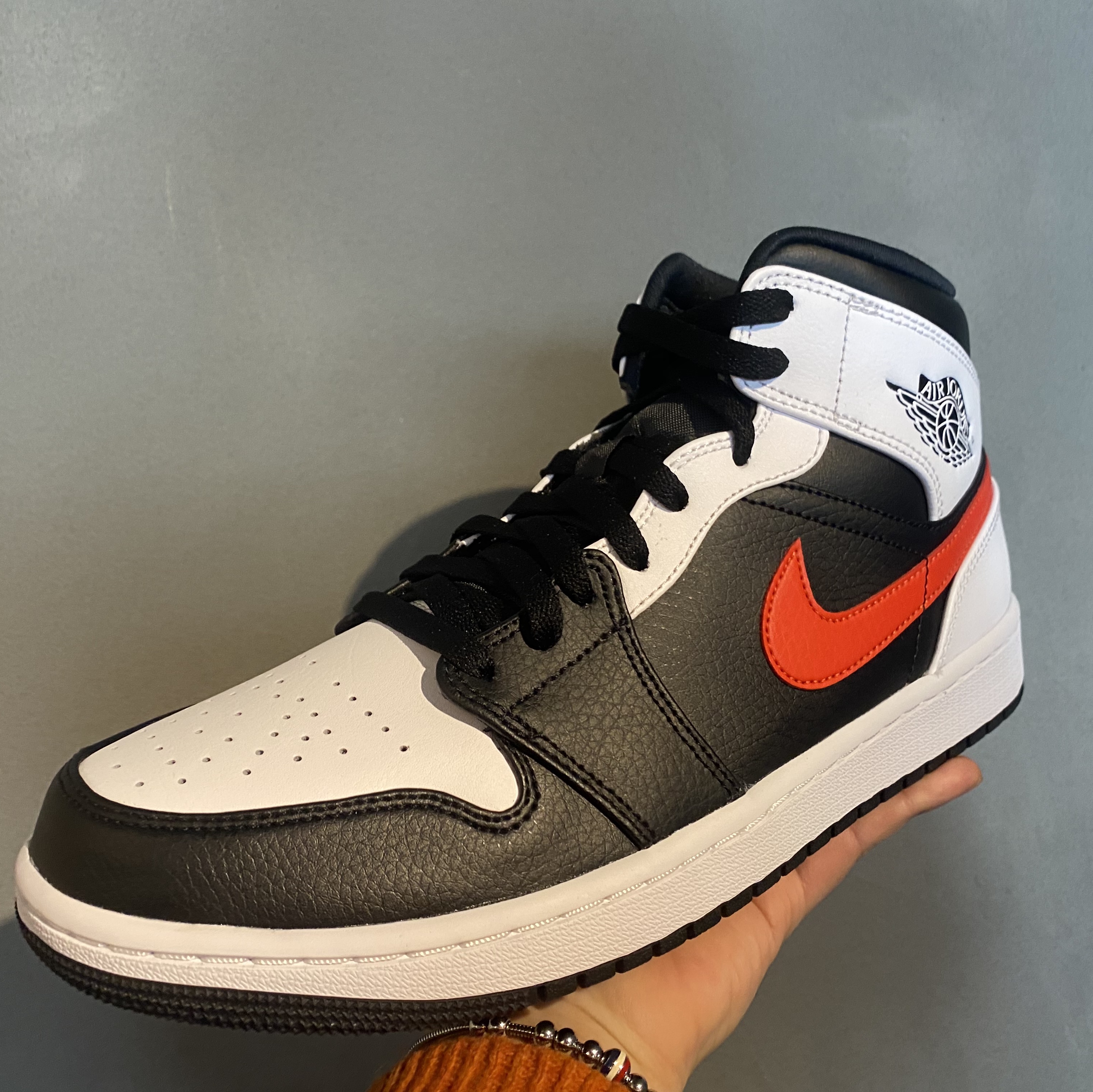 Jordan 1 Mid Black Chile Red 착용 스타일