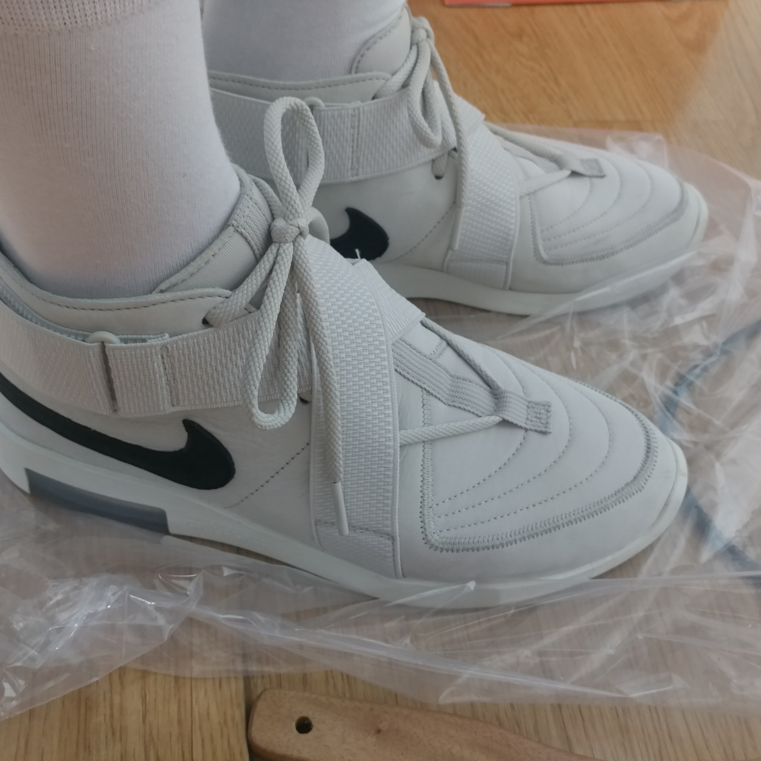 Nike x Fear of God Air Fear of God Raid Light Bone 착용 스타일