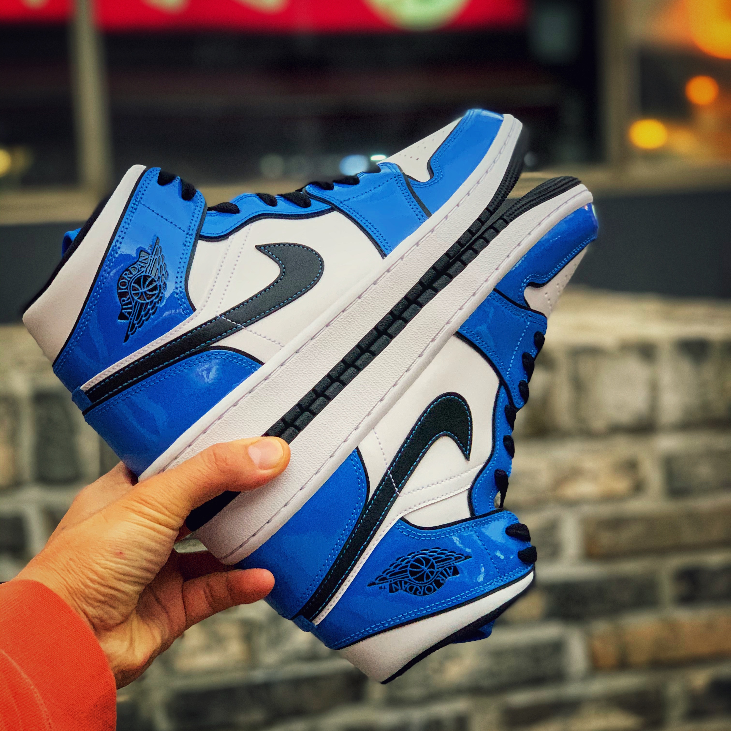 Jordan 1 Mid SE Signal Blue 착용 스타일