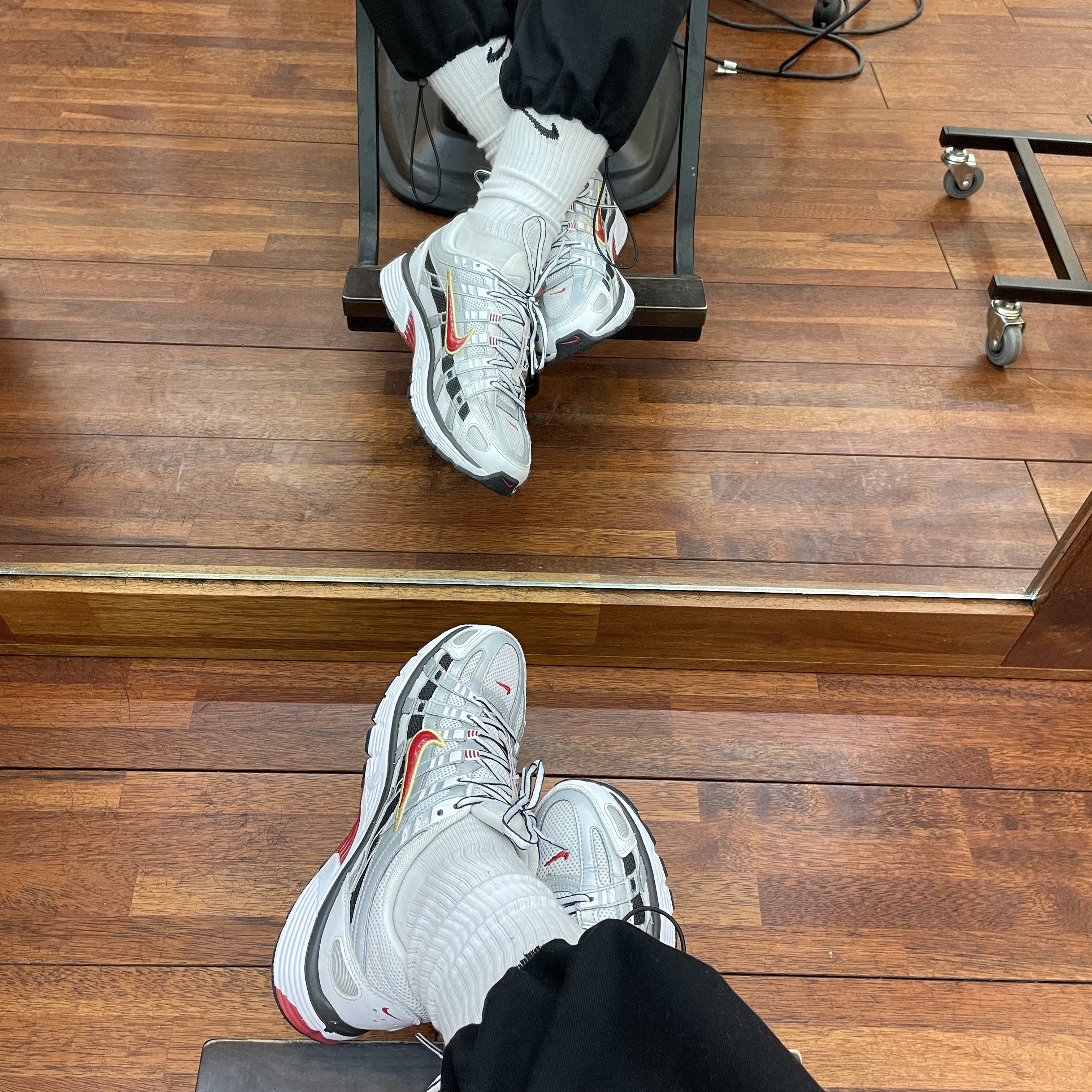 (W) Nike P-6000 Metallic Silver Red 착용 스타일