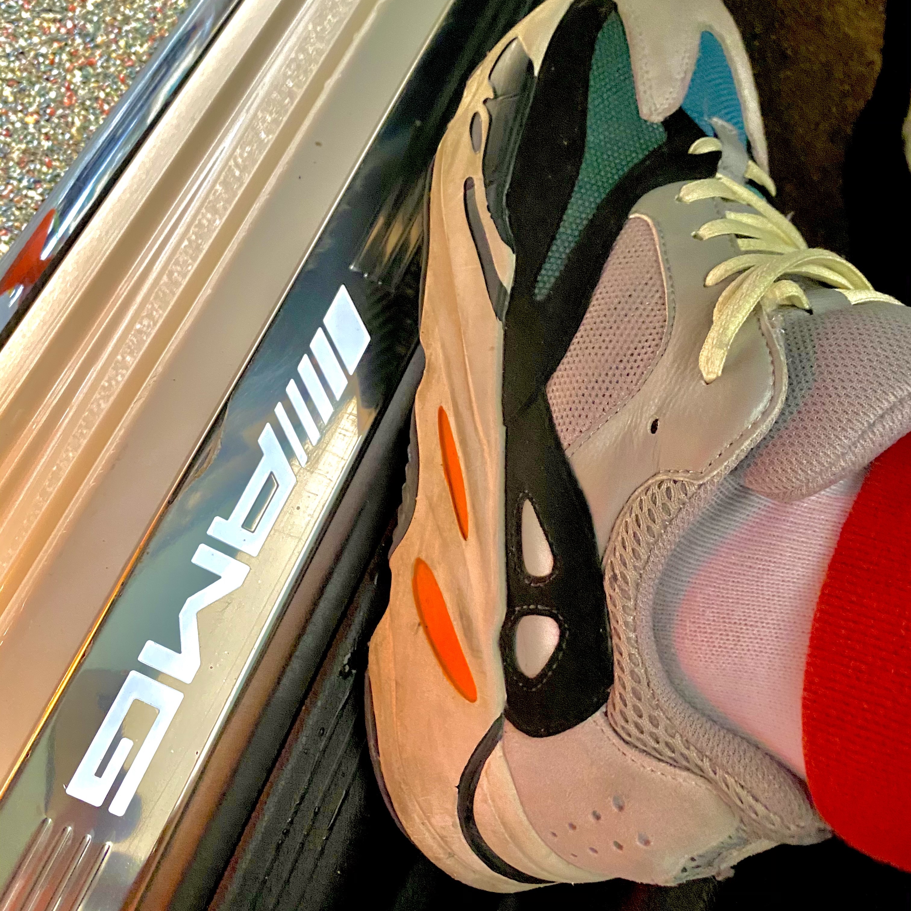Adidas Yeezy Boost 700 Wave Runner Solid Grey 2017/2019 착용 스타일