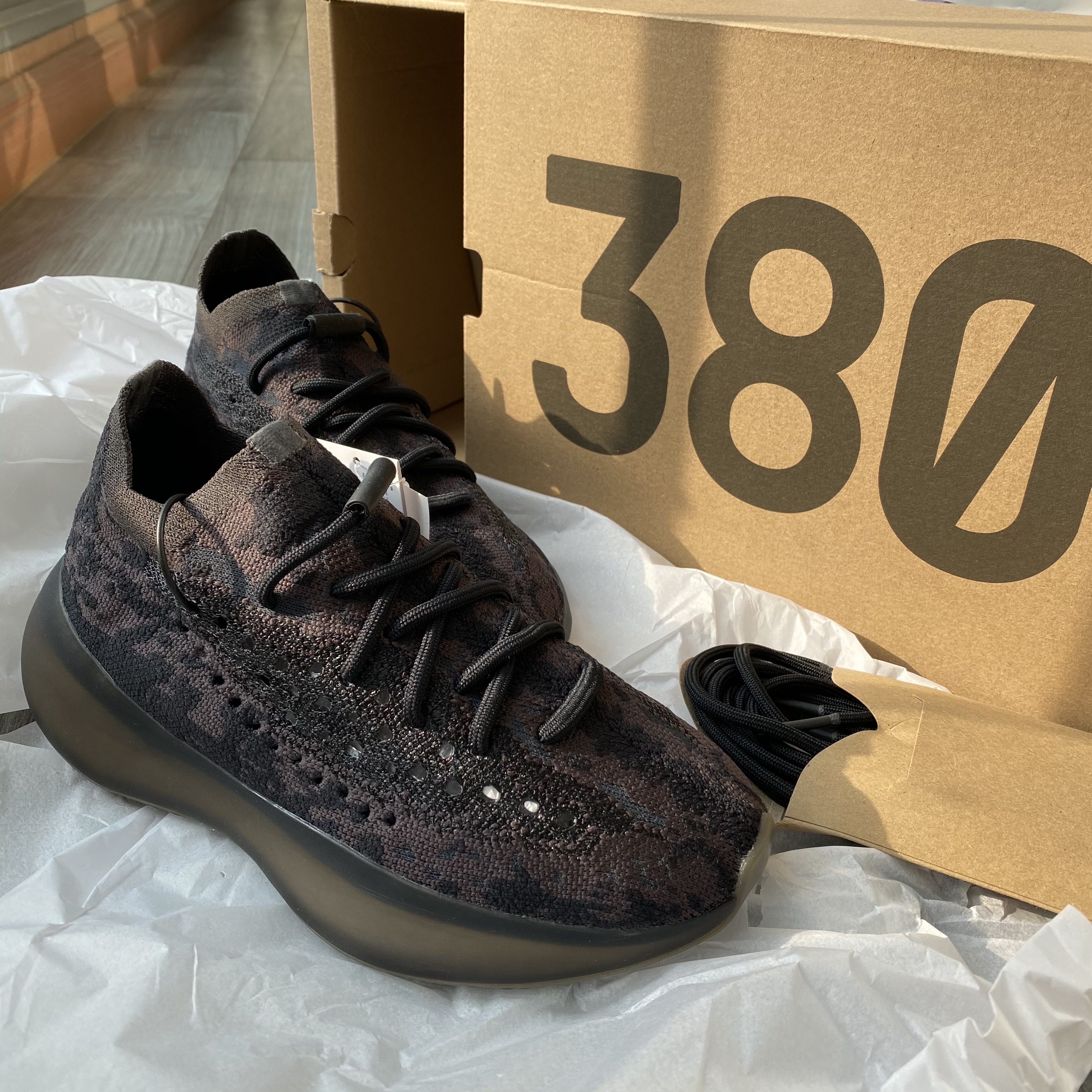 Adidas Yeezy Boost 380 Onyx - Non-Reflective 착용 스타일