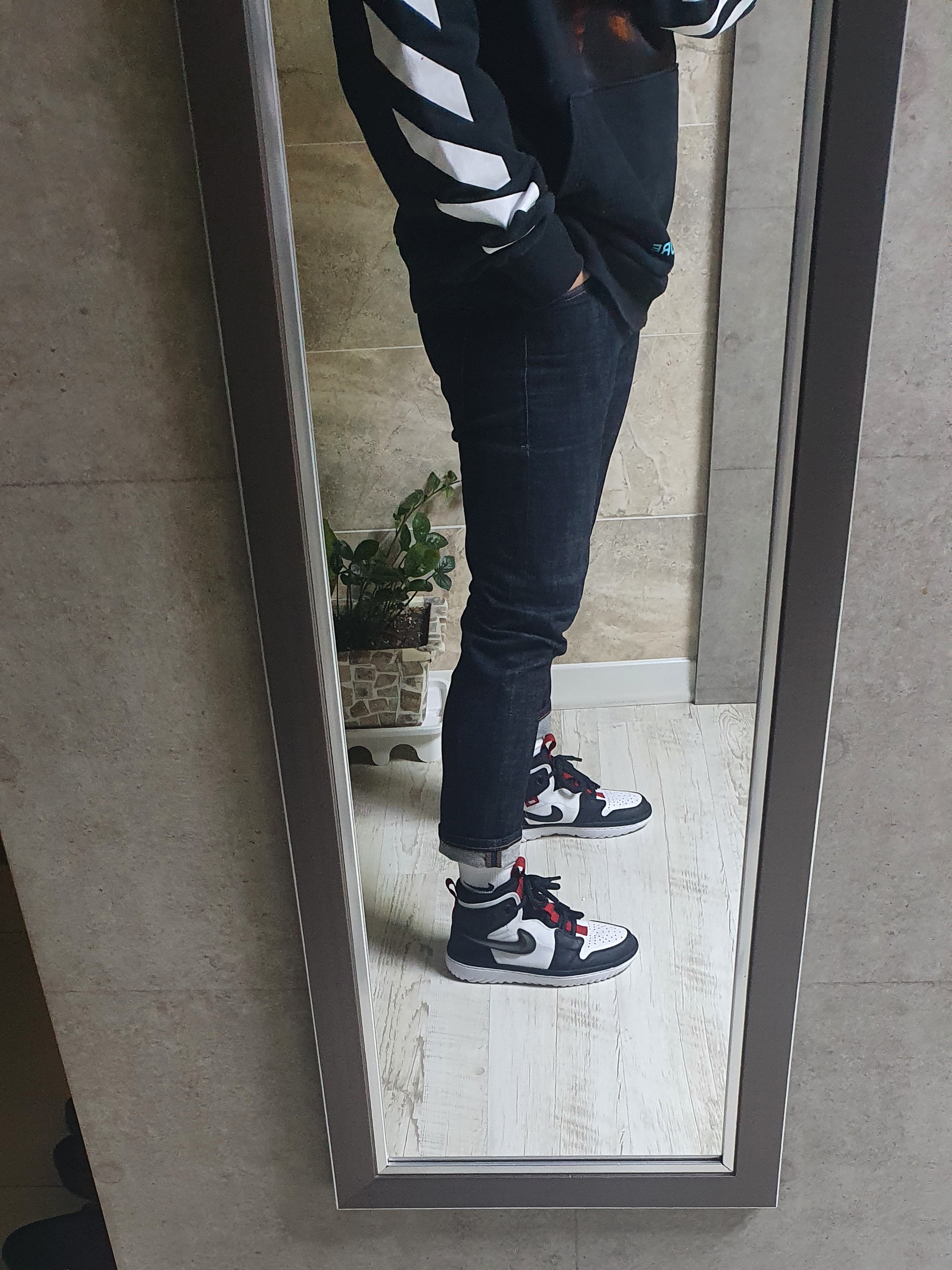 Jordan 1 High React Black White Gym Red 착용 스타일
