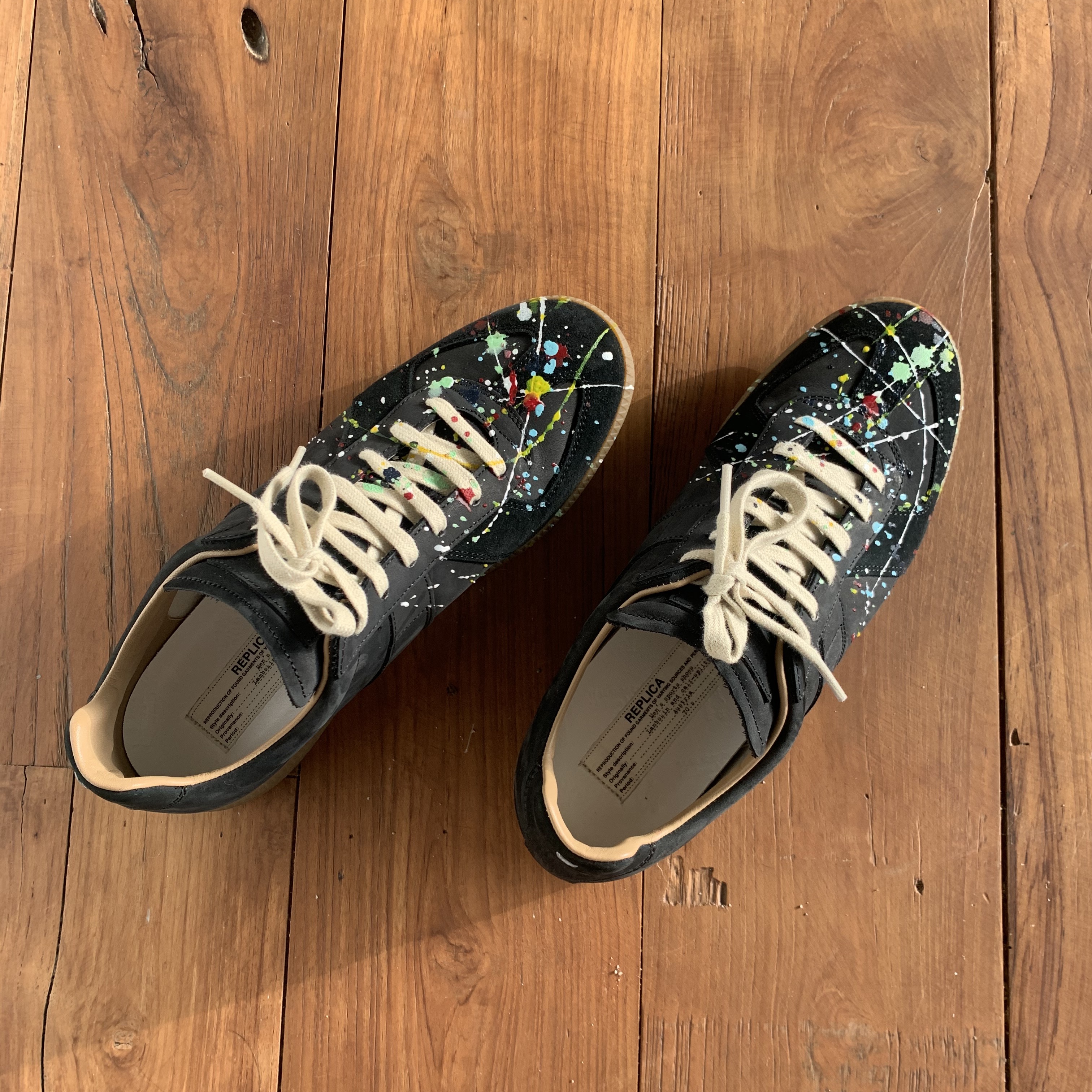 Maison Margiela Replica Paint Drop Sneakers Black 착용 스타일