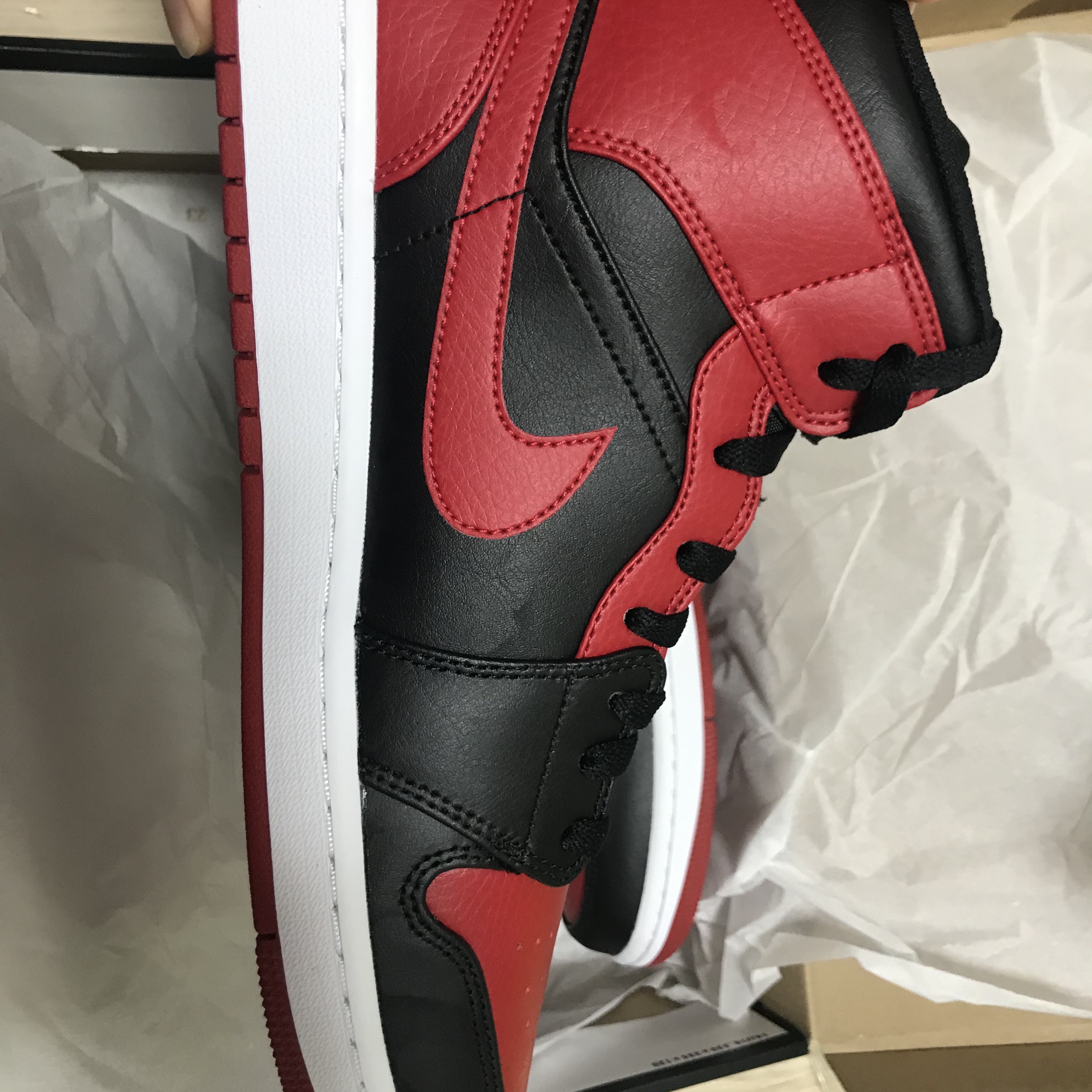Jordan 1 Mid Bred Banned 2020 착용 스타일 - 1