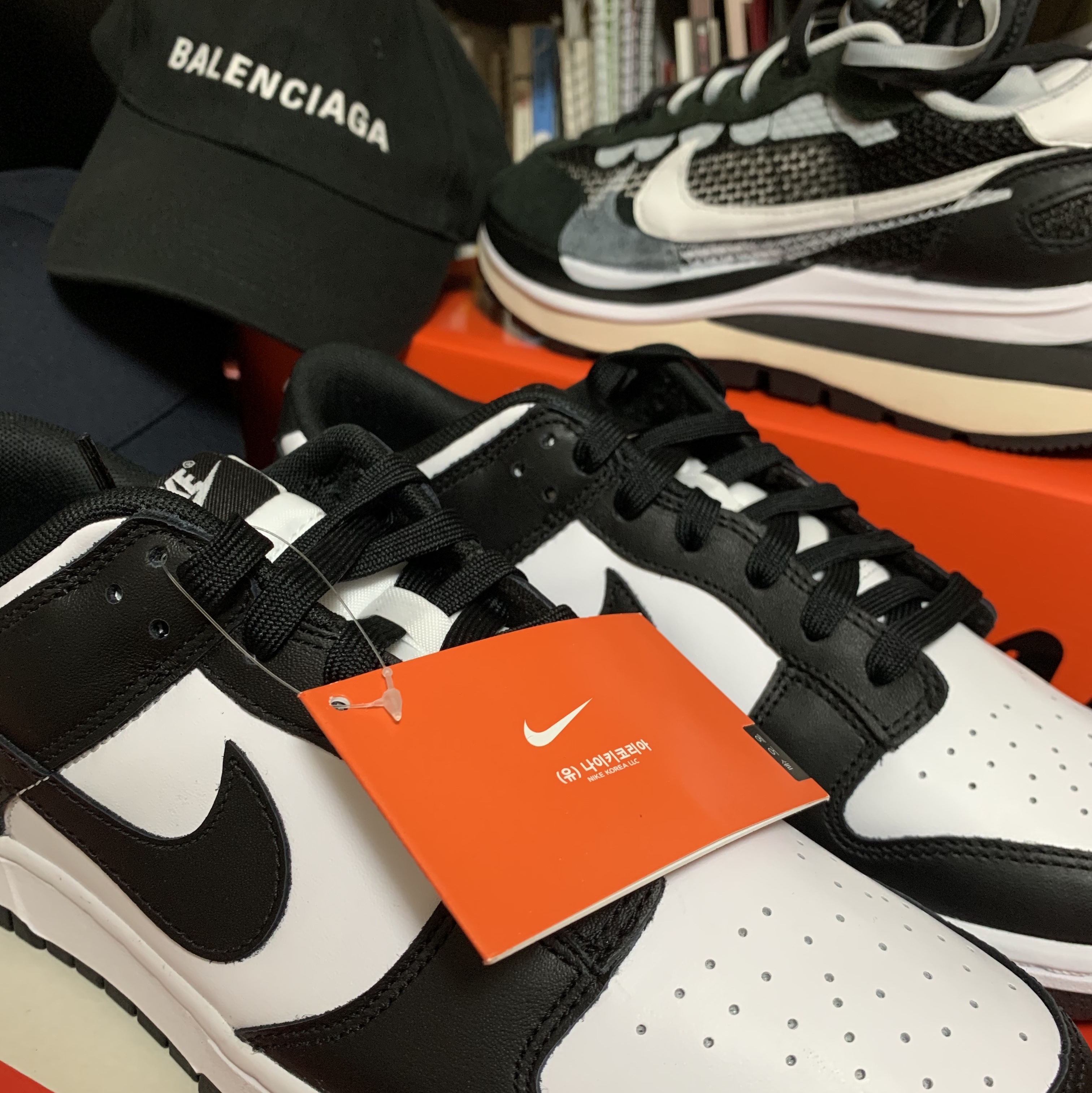 Nike Dunk Low Retro Black, Nike x Sacai VaporWaffle Black White 착용 스타일