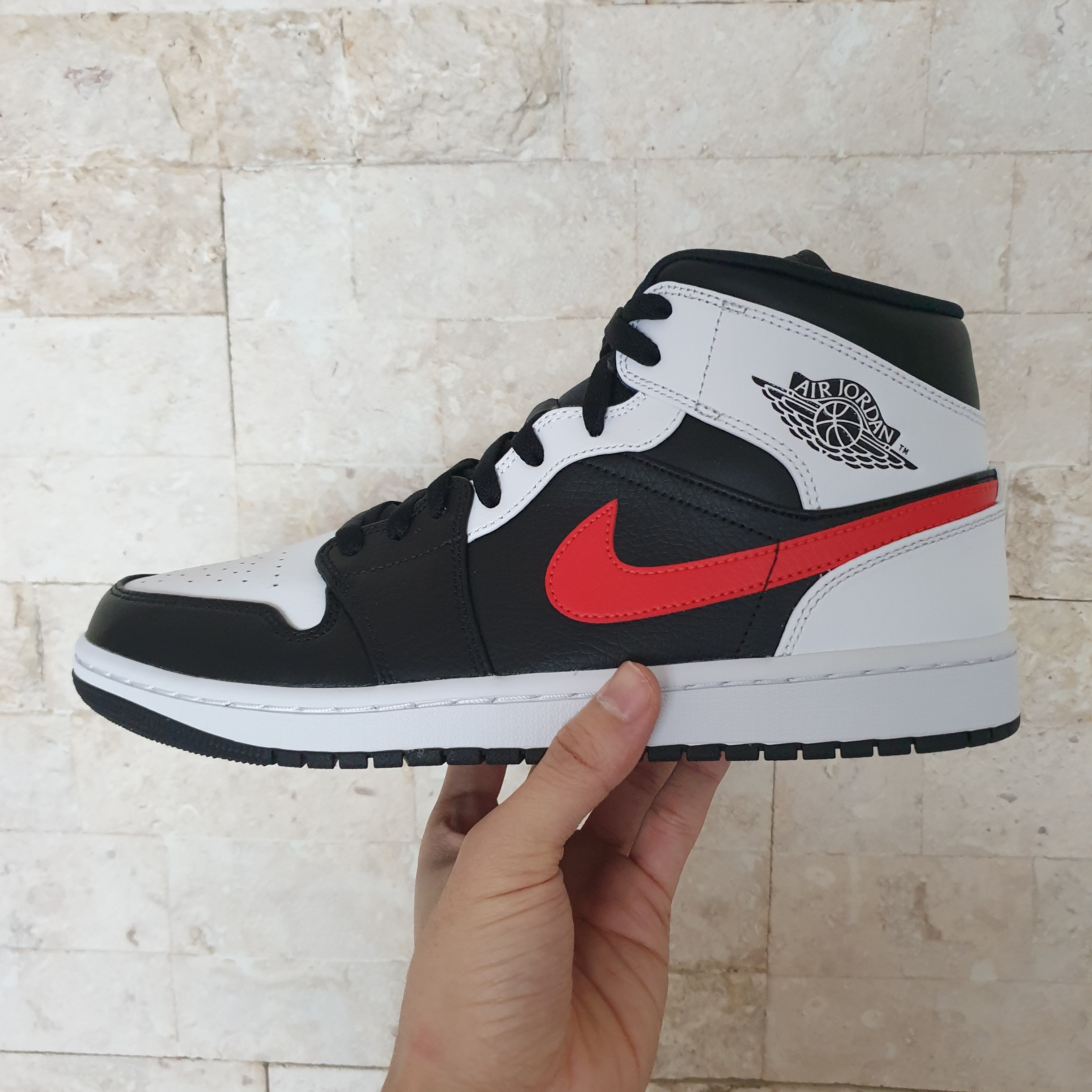 Jordan 1 Mid Black Chile Red 착용 스타일