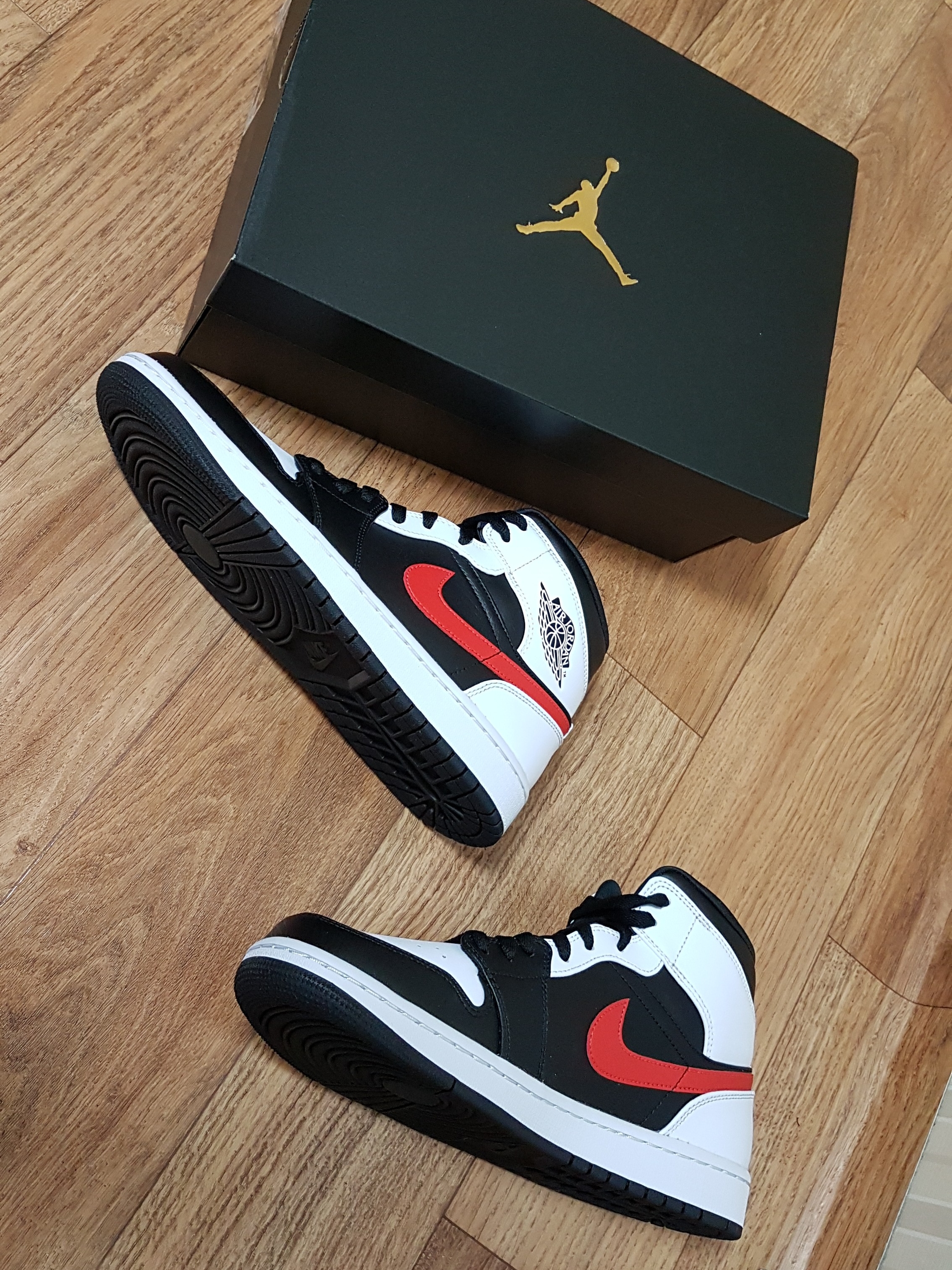 Jordan 1 Mid Black Chile Red 착용 스타일 - 1