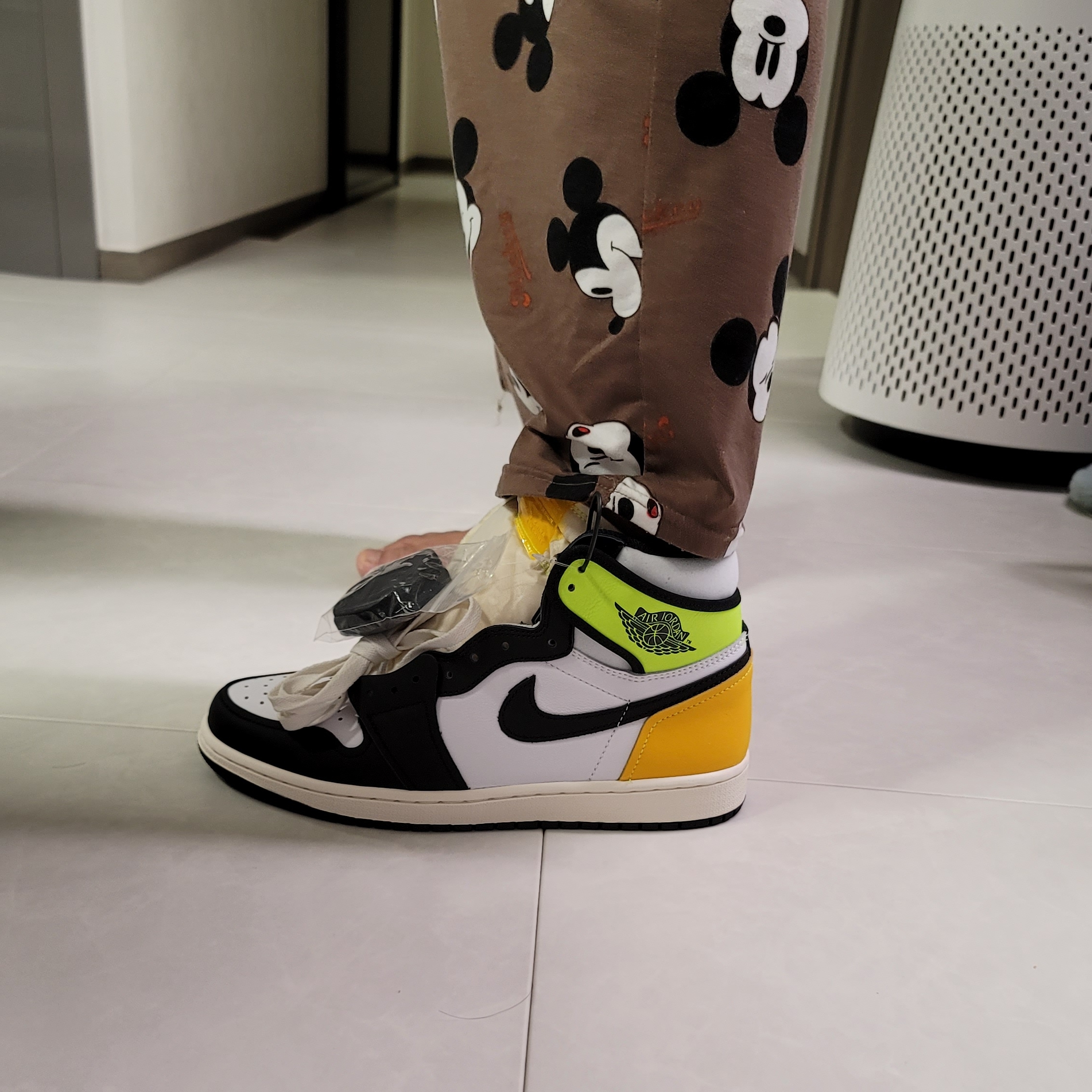 Jordan 1 Retro High OG Volt Gold 착용 스타일 - 2