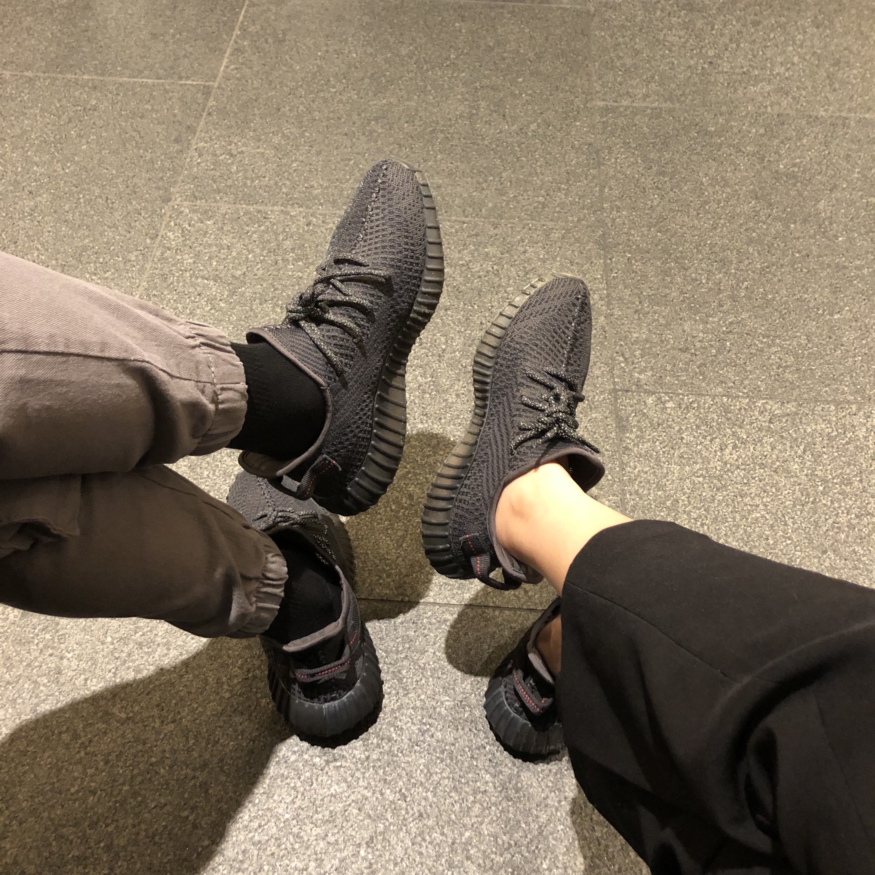 Adidas Yeezy Boost 350 V2 Black - Non-Reflective 착용 스타일 - 2