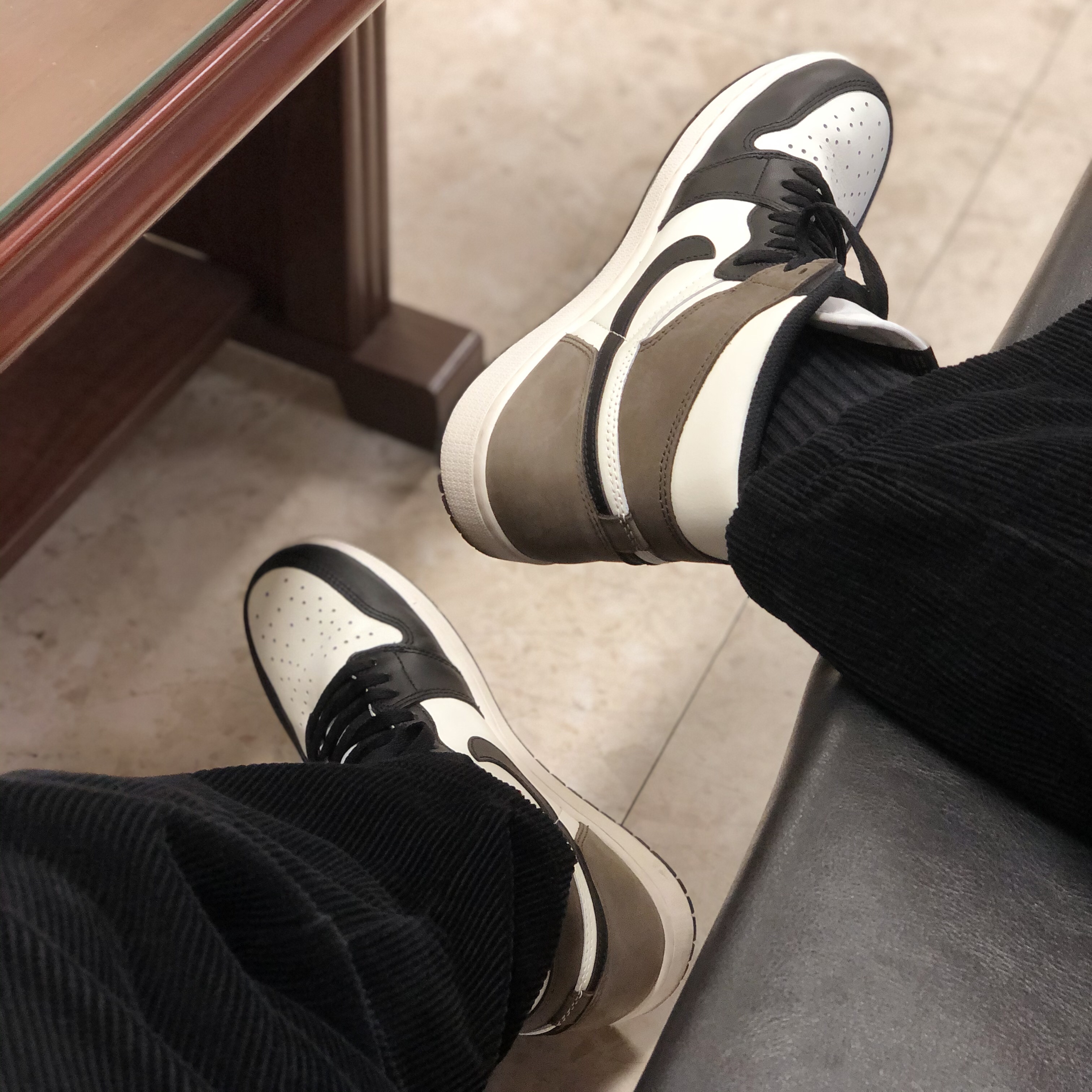 Jordan 1 Retro High OG Black Mocha 착용 스타일 - 1