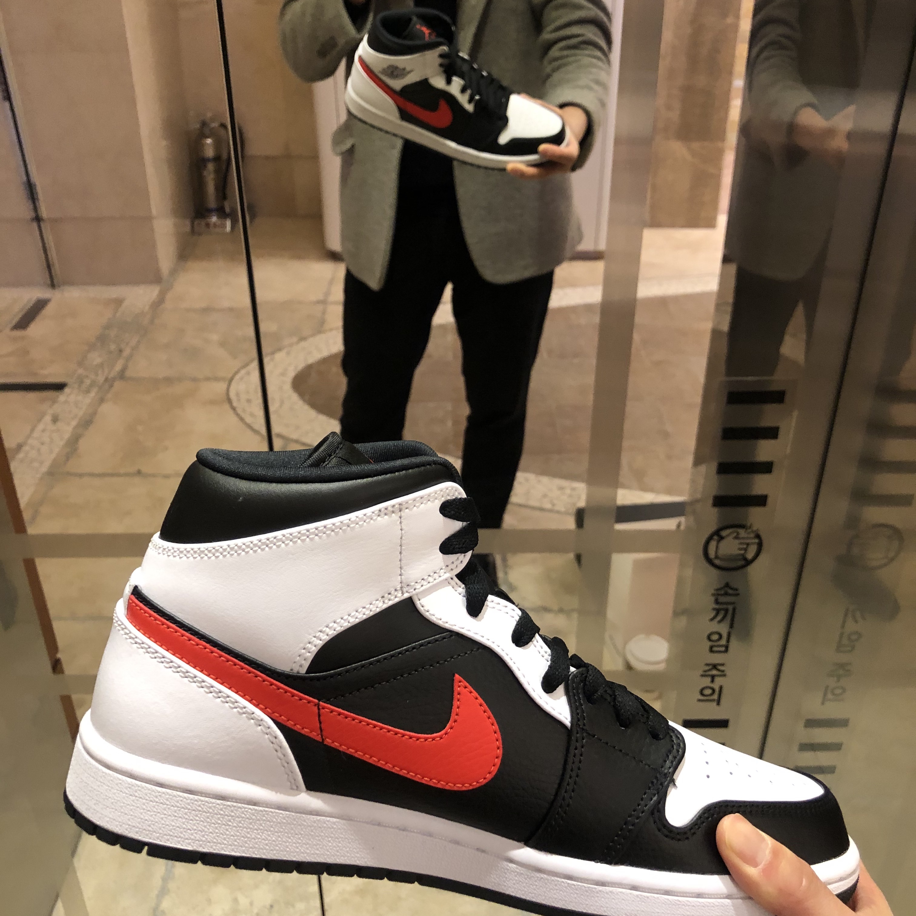 Jordan 1 Mid Black Chile Red 착용 스타일