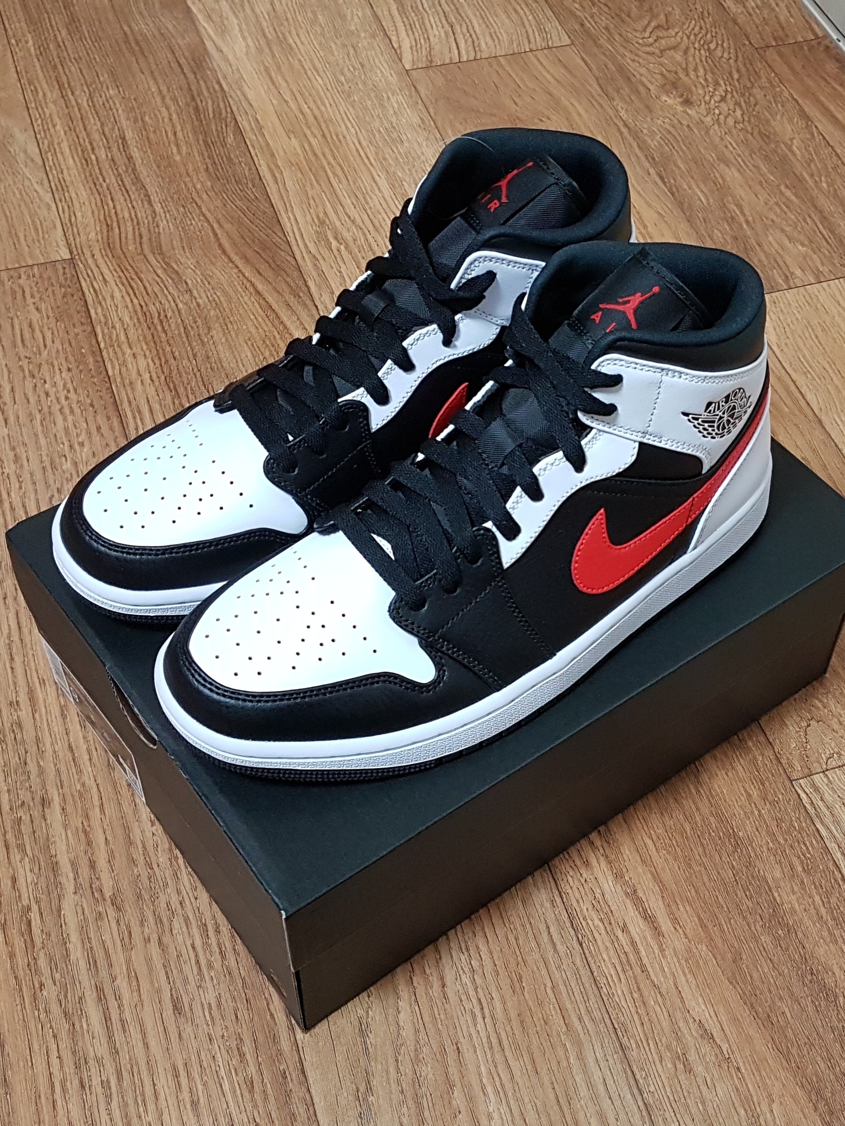 Jordan 1 Mid Black Chile Red 착용 스타일 - 2