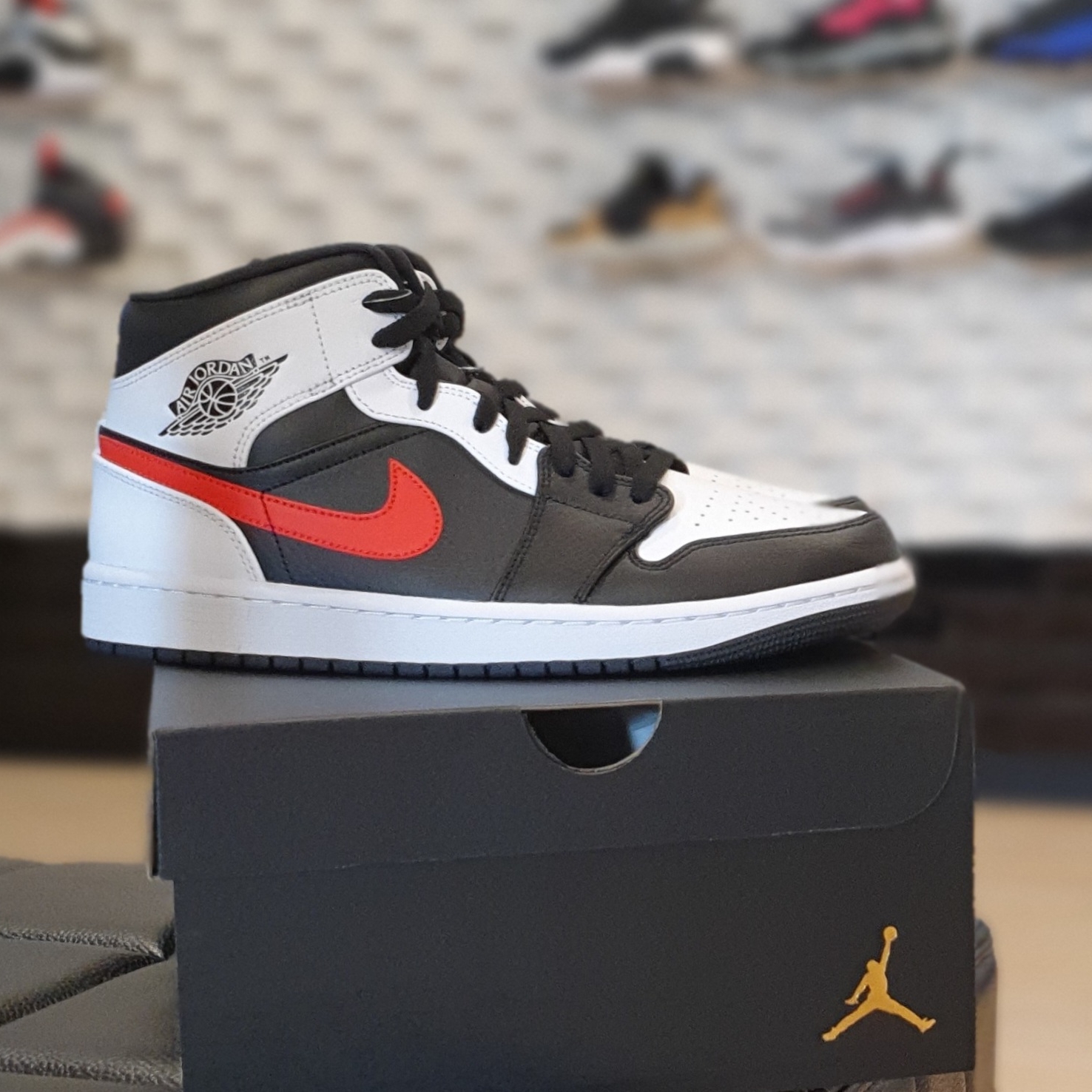 Jordan 1 Mid Black Chile Red 착용 스타일