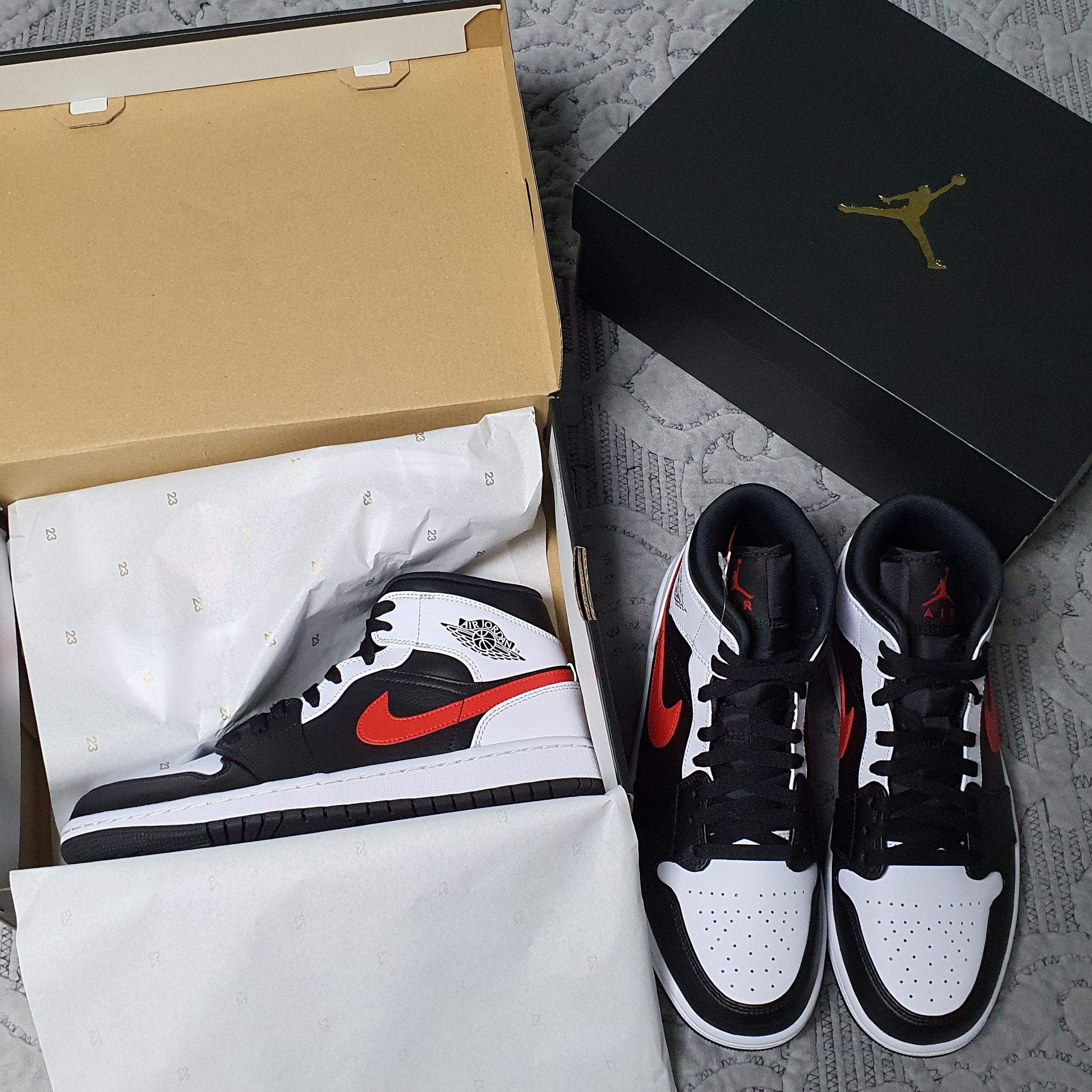 Jordan 1 Mid Black Chile Red 착용 스타일 - 1