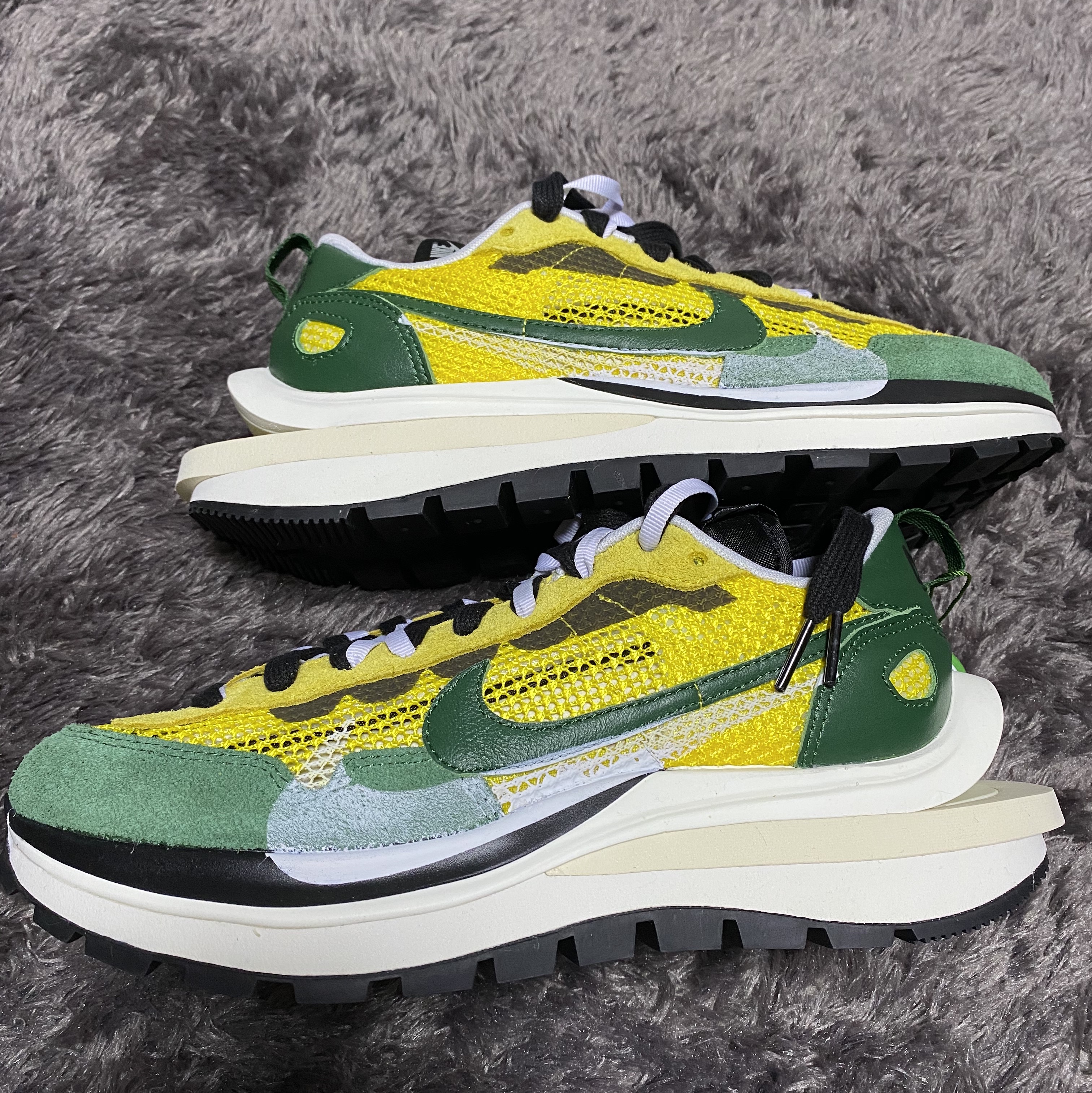 Nike x Sacai VaporWaffle Tour Yellow & Gorge Green Sail 착용 스타일