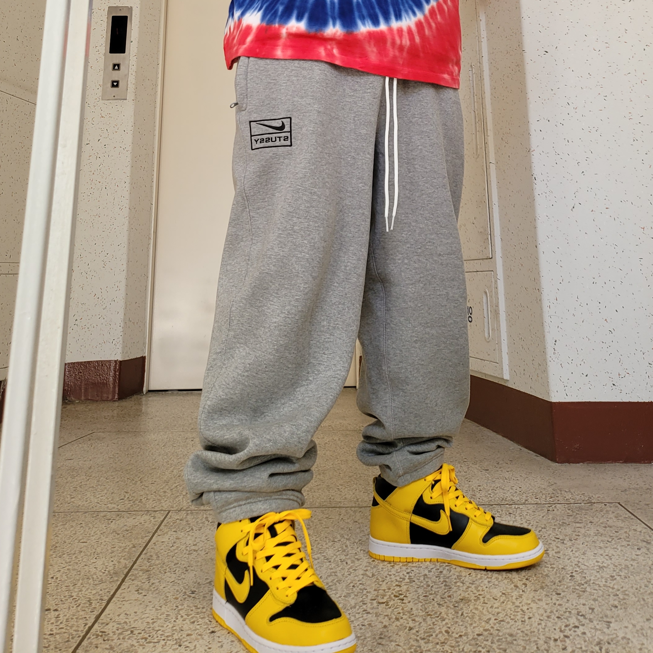 Nike Dunk High SP Varsity Maize, Nike x Stussy NRG BR Fleece Pants Grey 착용 스타일