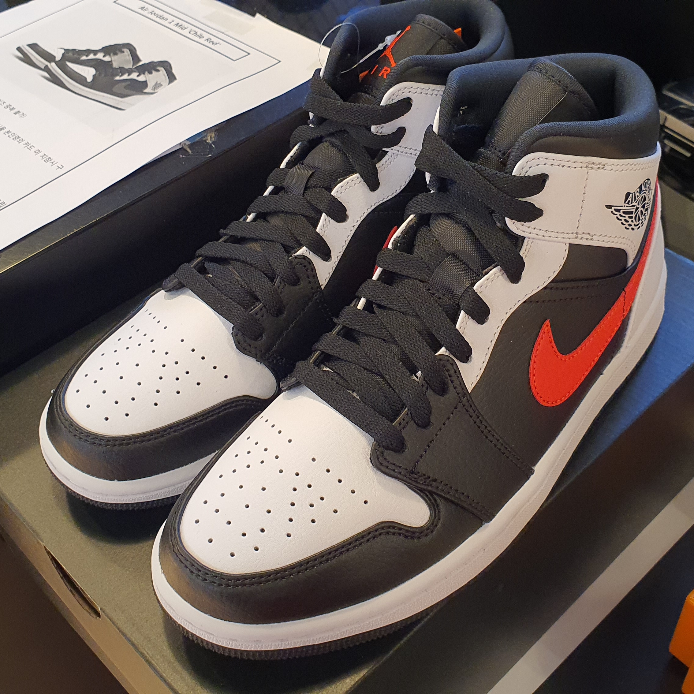 Jordan 1 Mid Black Chile Red 착용 스타일 - 2