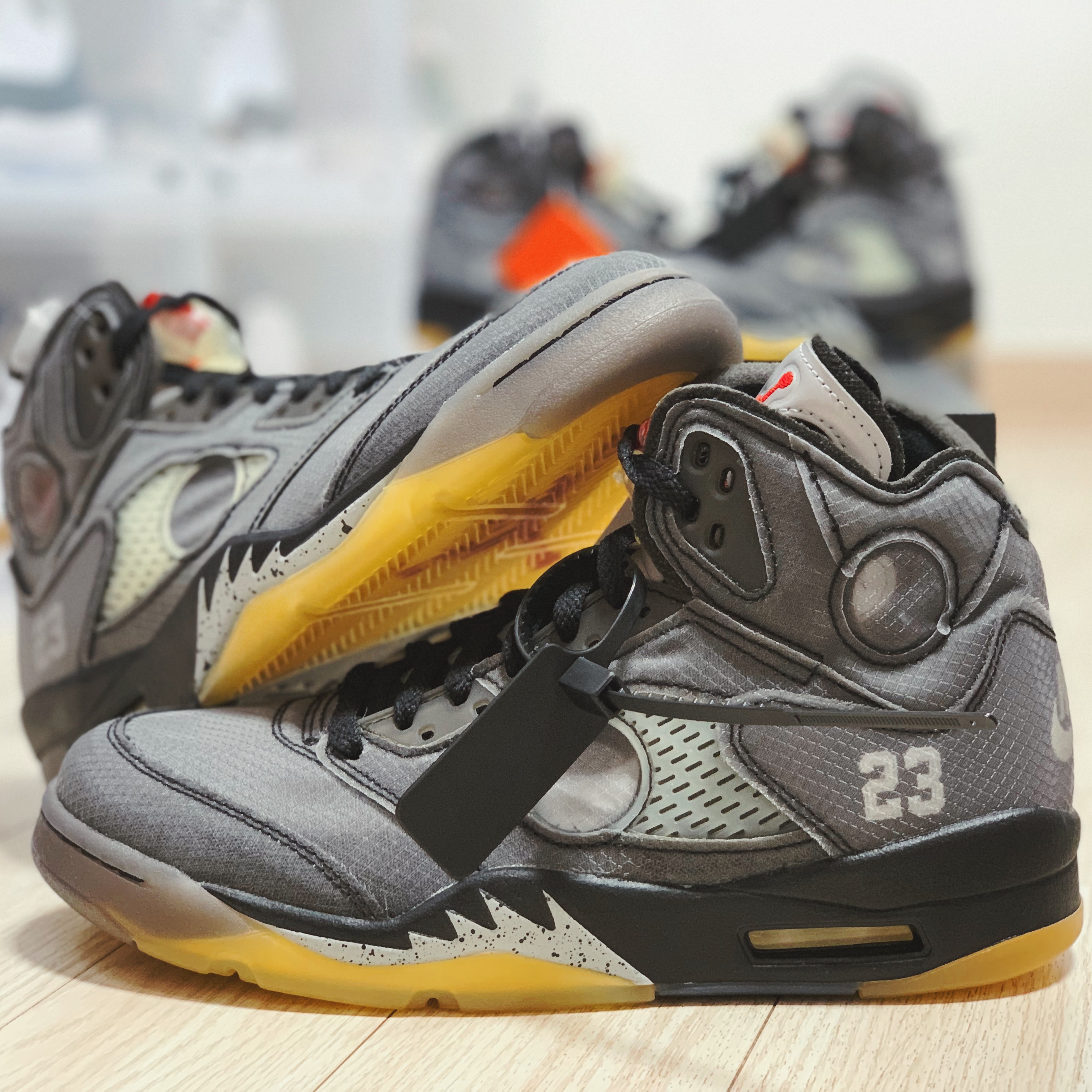 Jordan 5 x Off-White Retro SP Black Muslin 착용 스타일 - 4