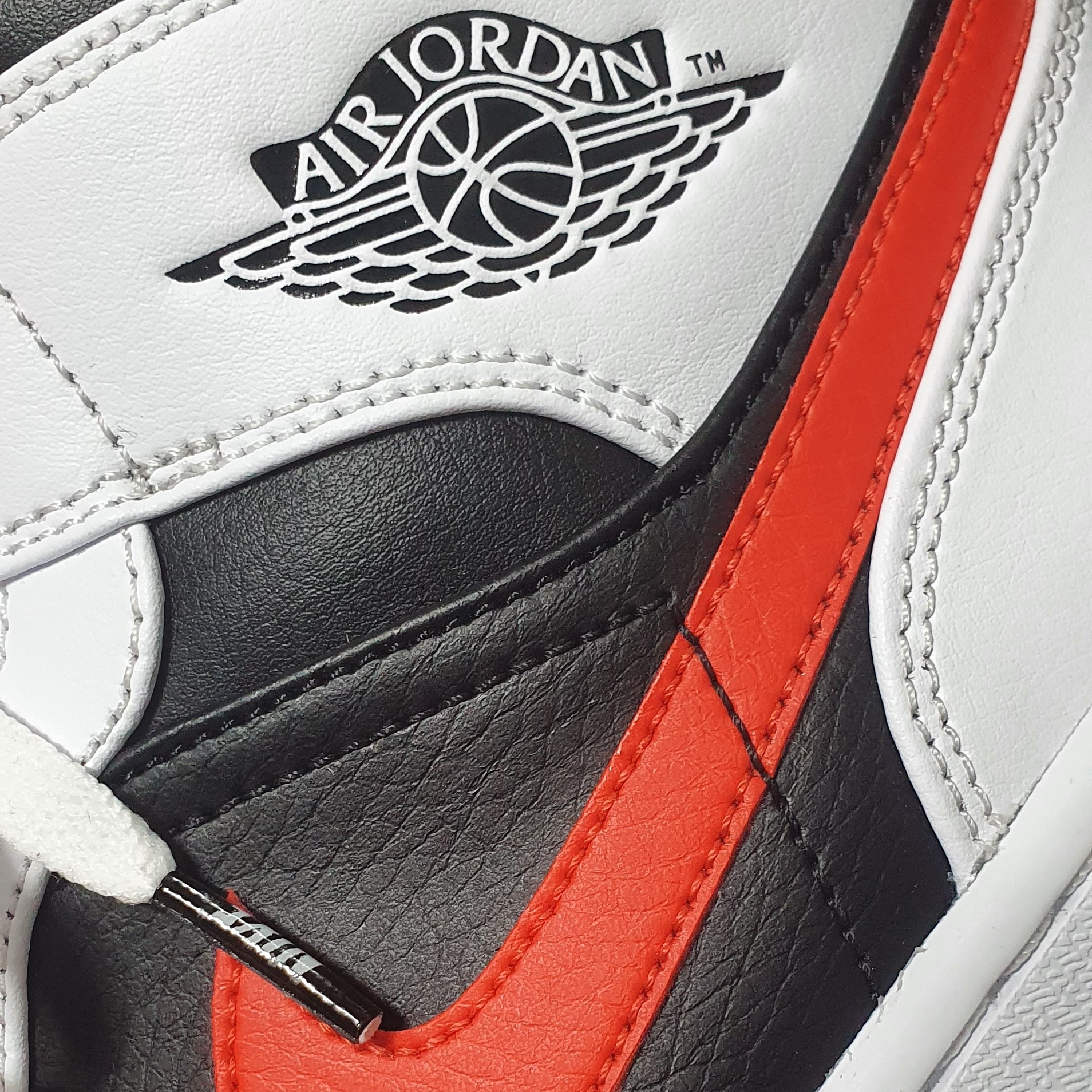 Jordan 1 Mid Black Chile Red 착용 스타일 - 3