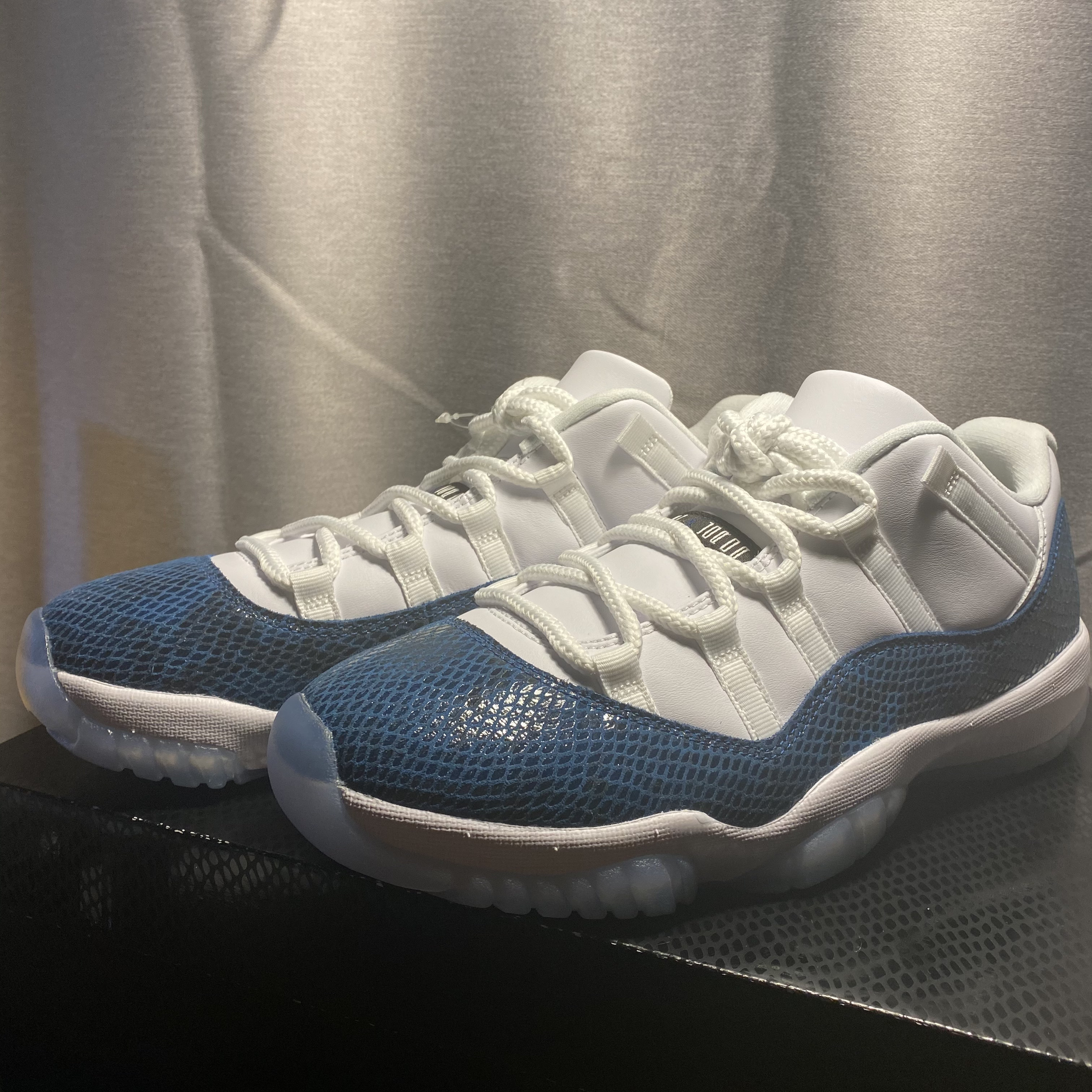 Jordan 11 Retro Low Navy Snakeskin 2019 착용 스타일 - 2